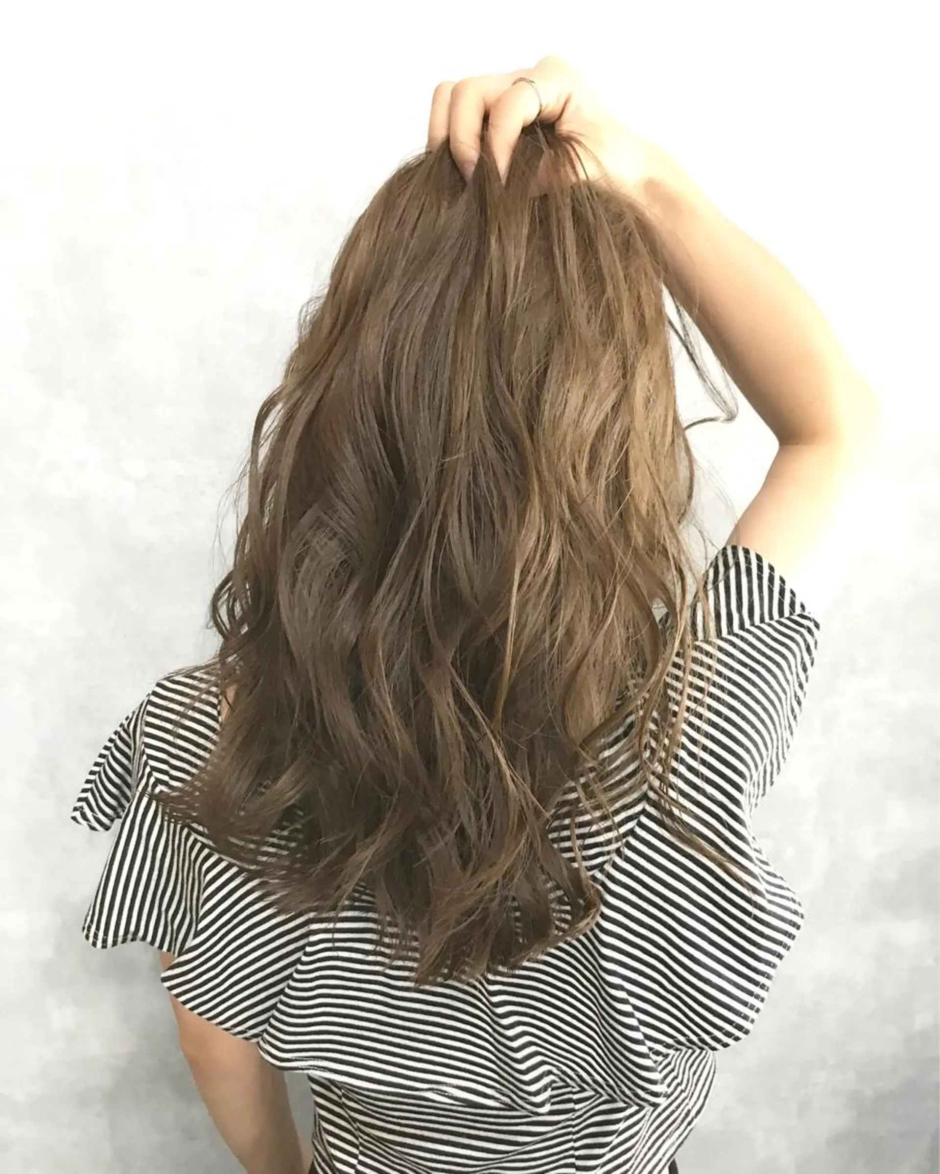 セミロング カラー ベージュカラー TOMOYAレイヤー ブリーチ縮毛矯正のヘアスタイル