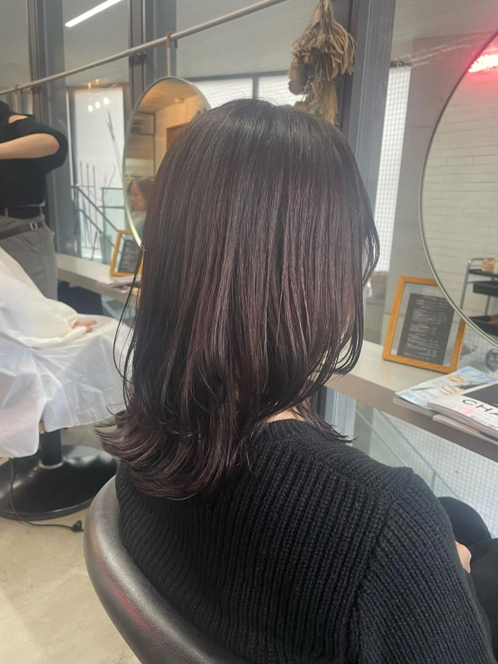 セミロング カラー レイヤーカット やすだ しおりのヘアスタイル