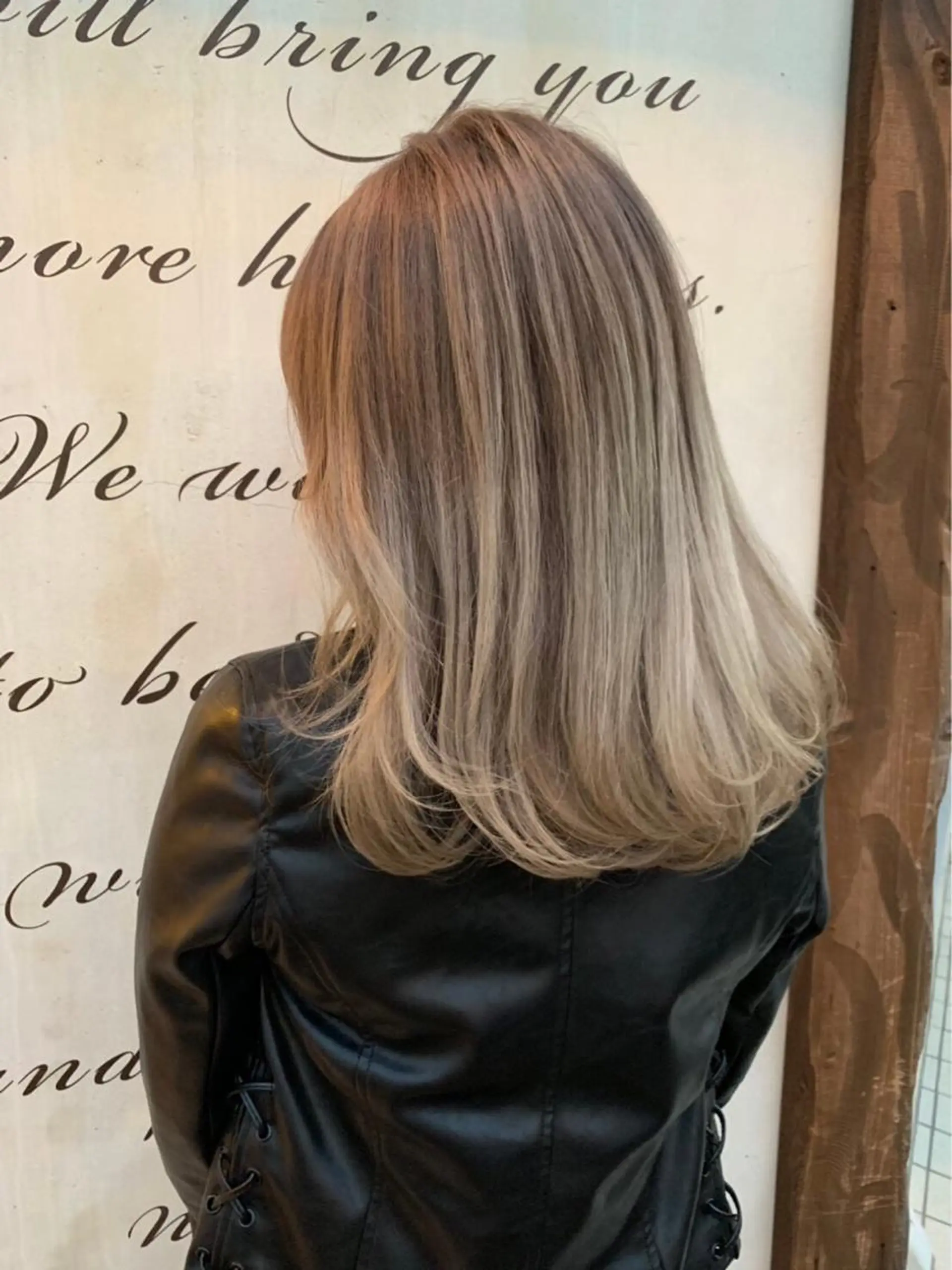 セミロング カラー ベージュカラー グラデーションカラー ハイトーンカラー ハイトーンベージュ 森 早希絵のヘアスタイル