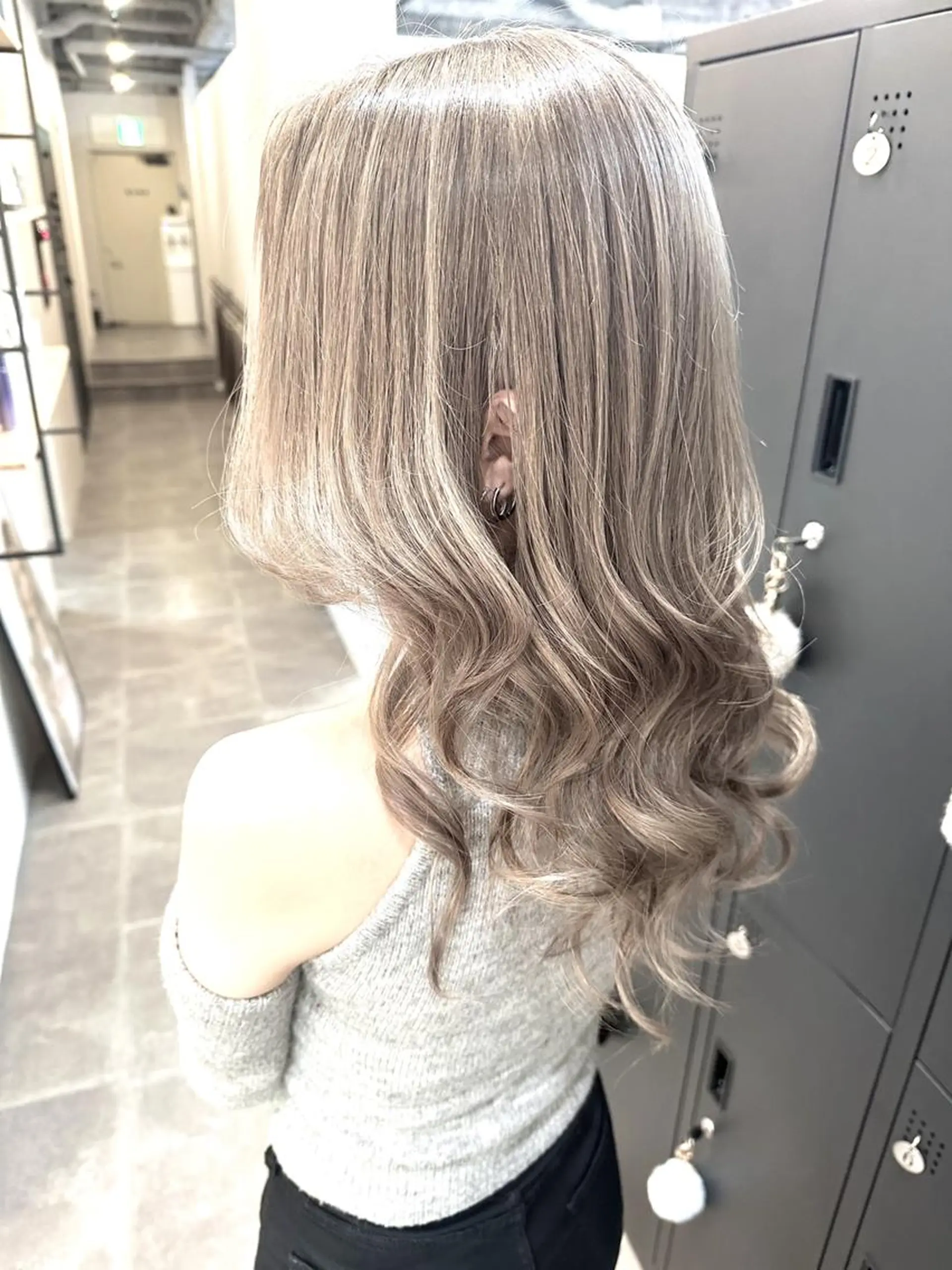 セミロング カラー ヘアアレンジ ハイトーン カラーのヘアスタイル