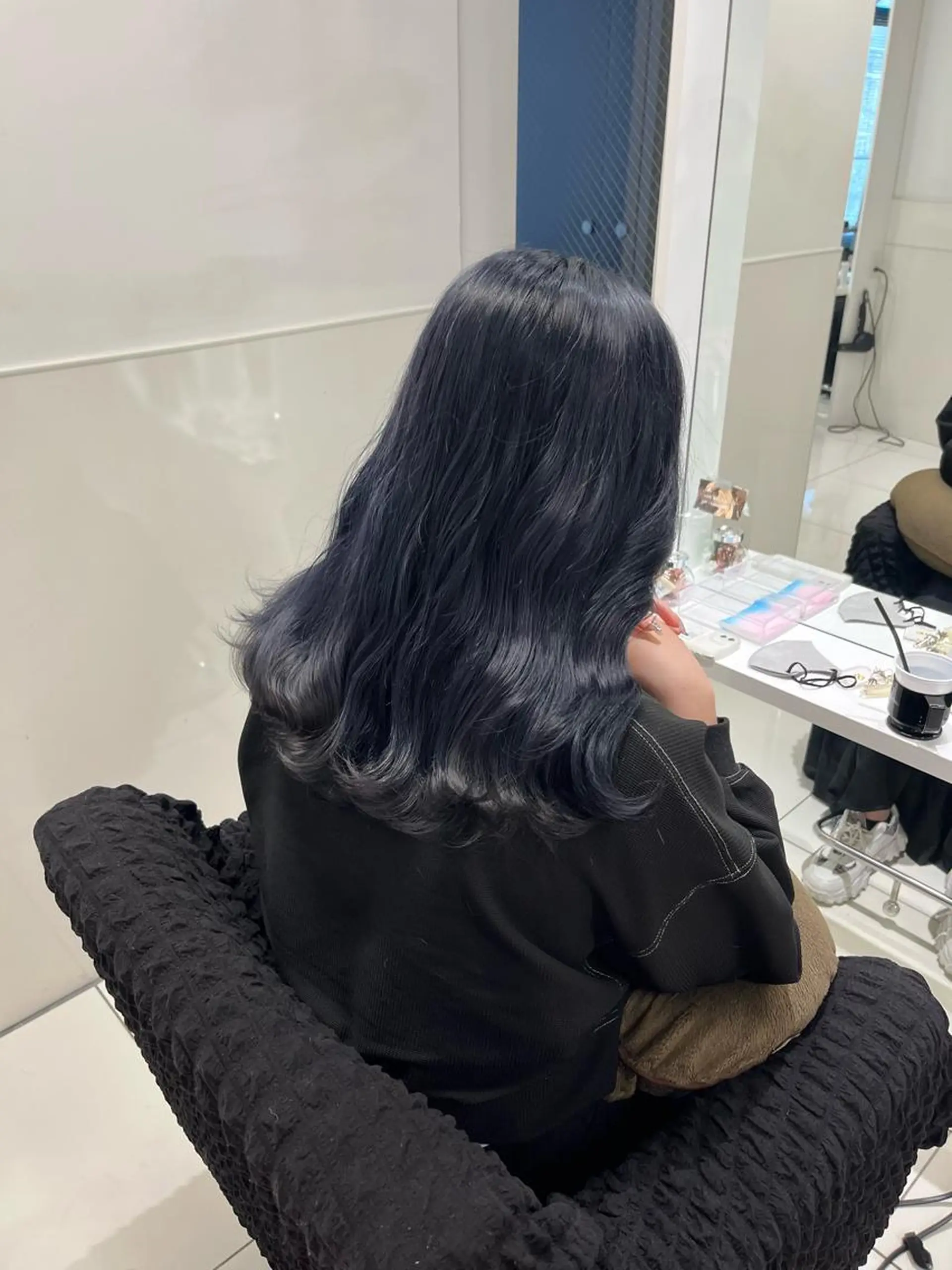 ミディアム カラー 黒髪 ブルーカラー ブルーブラック りおな/エクステ /ミルクティーカラーのヘアスタイル