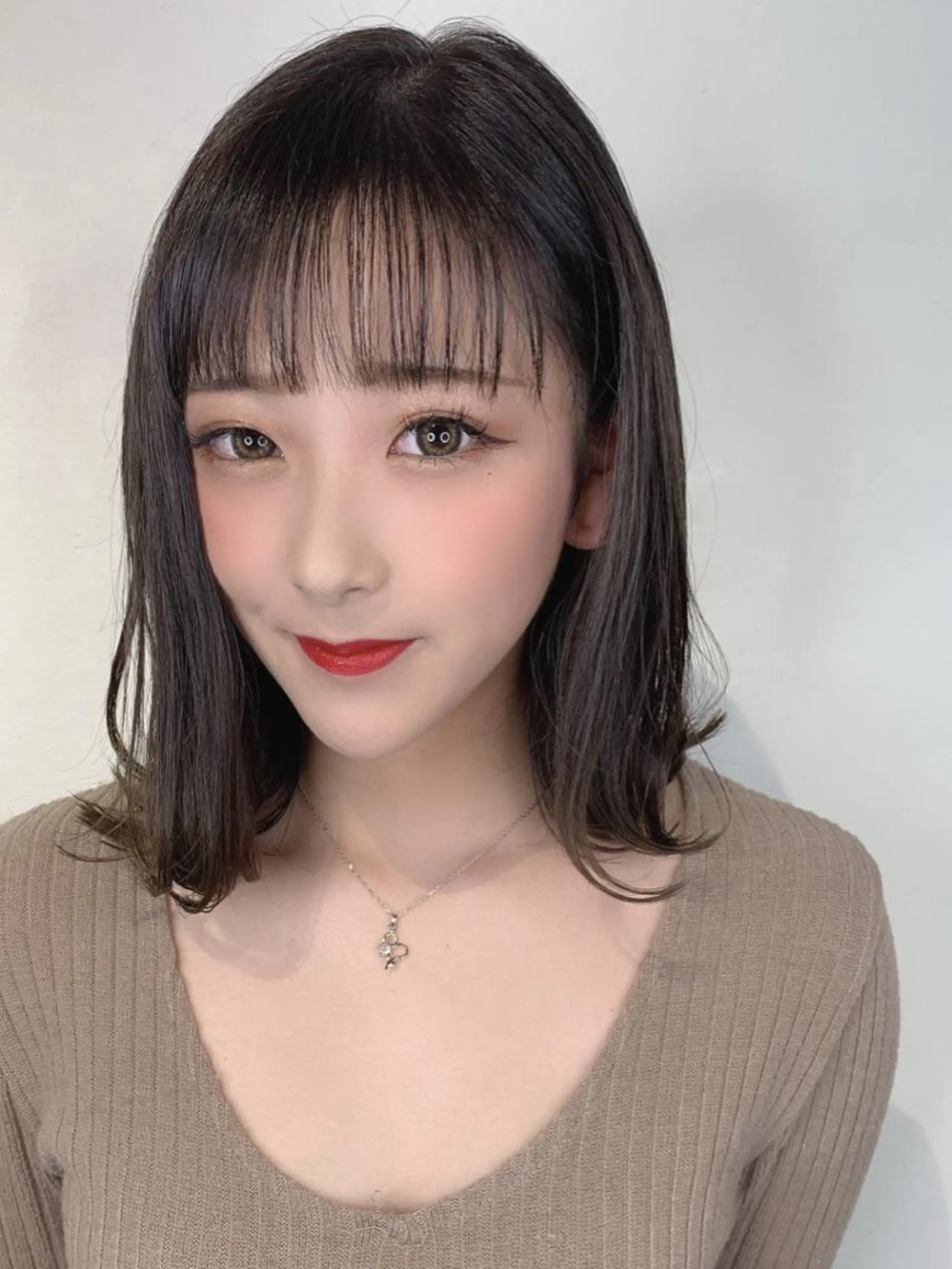 ミディアム ボブ 斜めバング 外国人風カラー 伸ばしかけ レイヤーカット ＿WHITE鳳店 アンダーバーホワイトのヘアスタイル