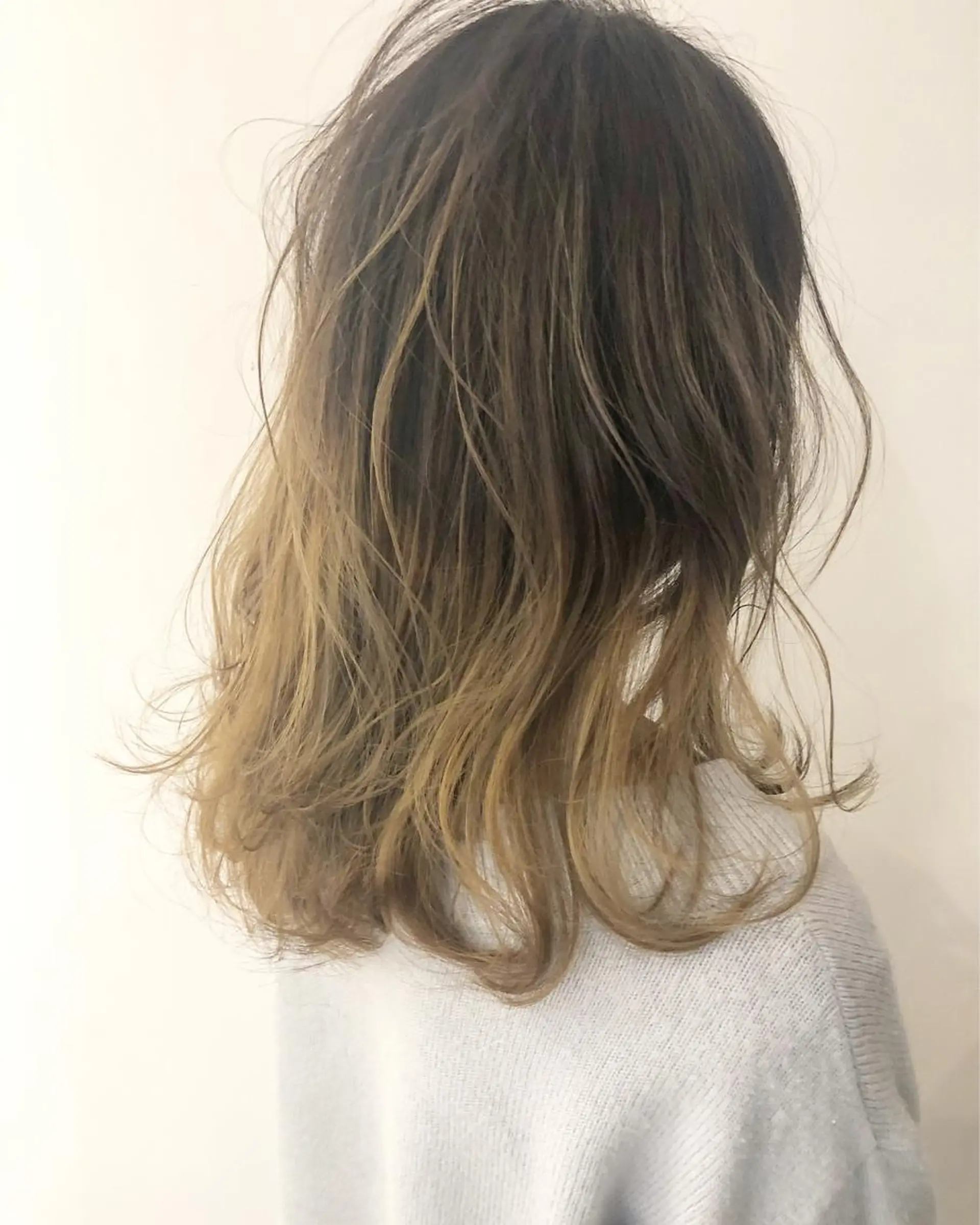 セミロング カラー パーマ ベージュカラー フォギーベージュ グラデーションカラー 髪質改善、エクステ 山口卓哉のヘアスタイル