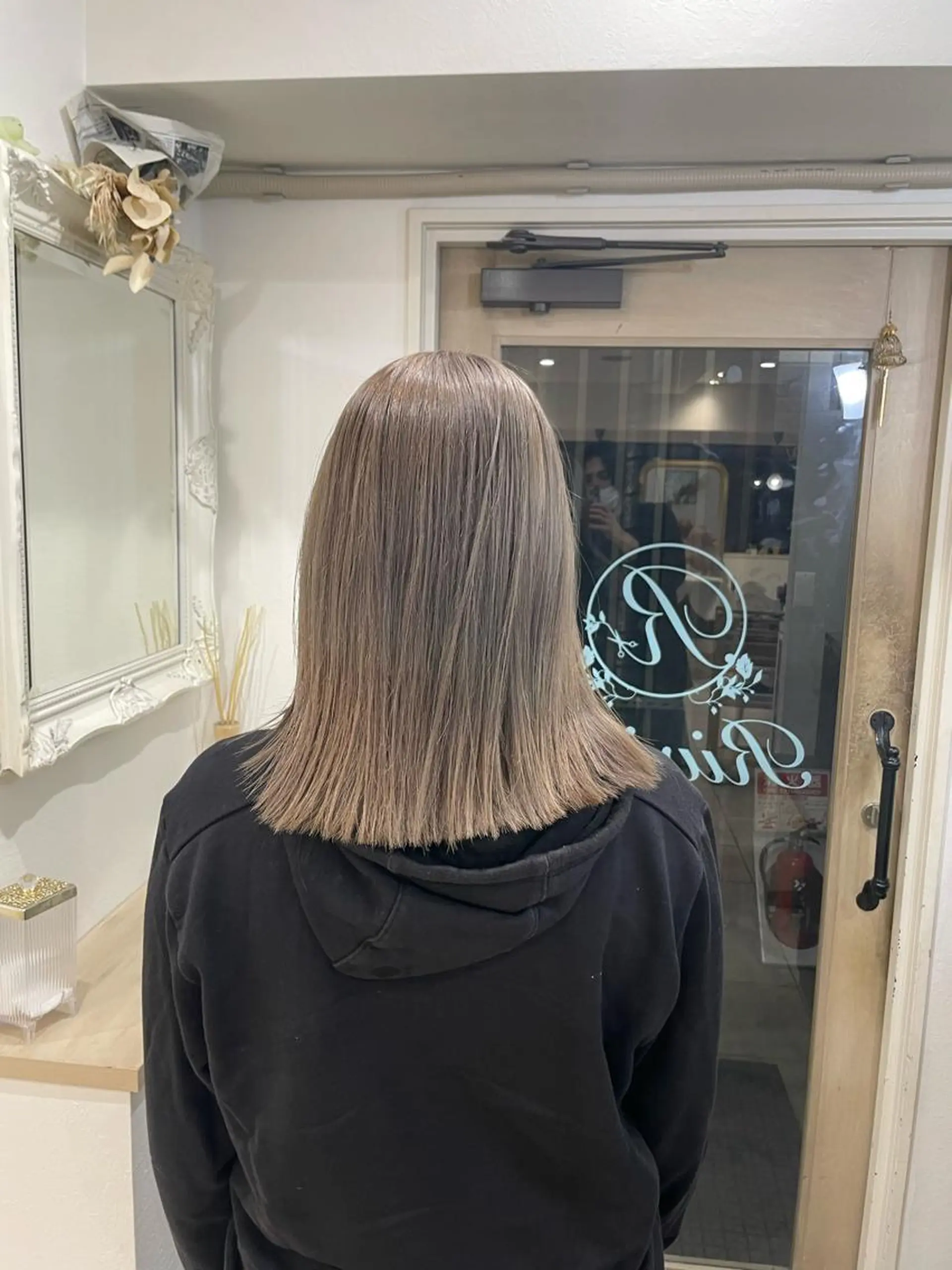 ミディアム カラー ブリーチ グレージュ cinq PROJECT所属・ミルクティーベージュ /三村克彦のヘアスタイル