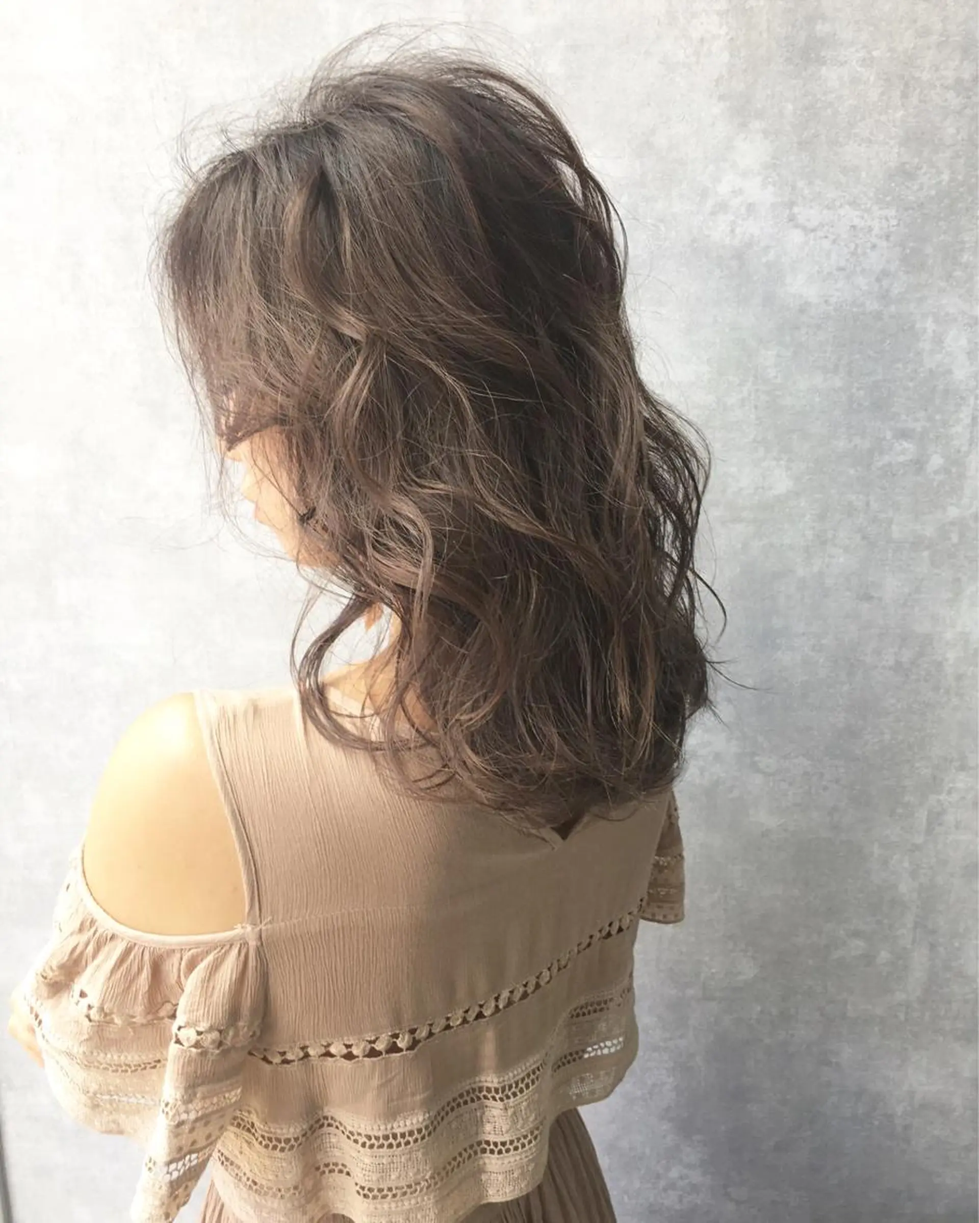 ミディアム カラー ベージュカラー レイヤーカット BLend 渋谷のヘアスタイル