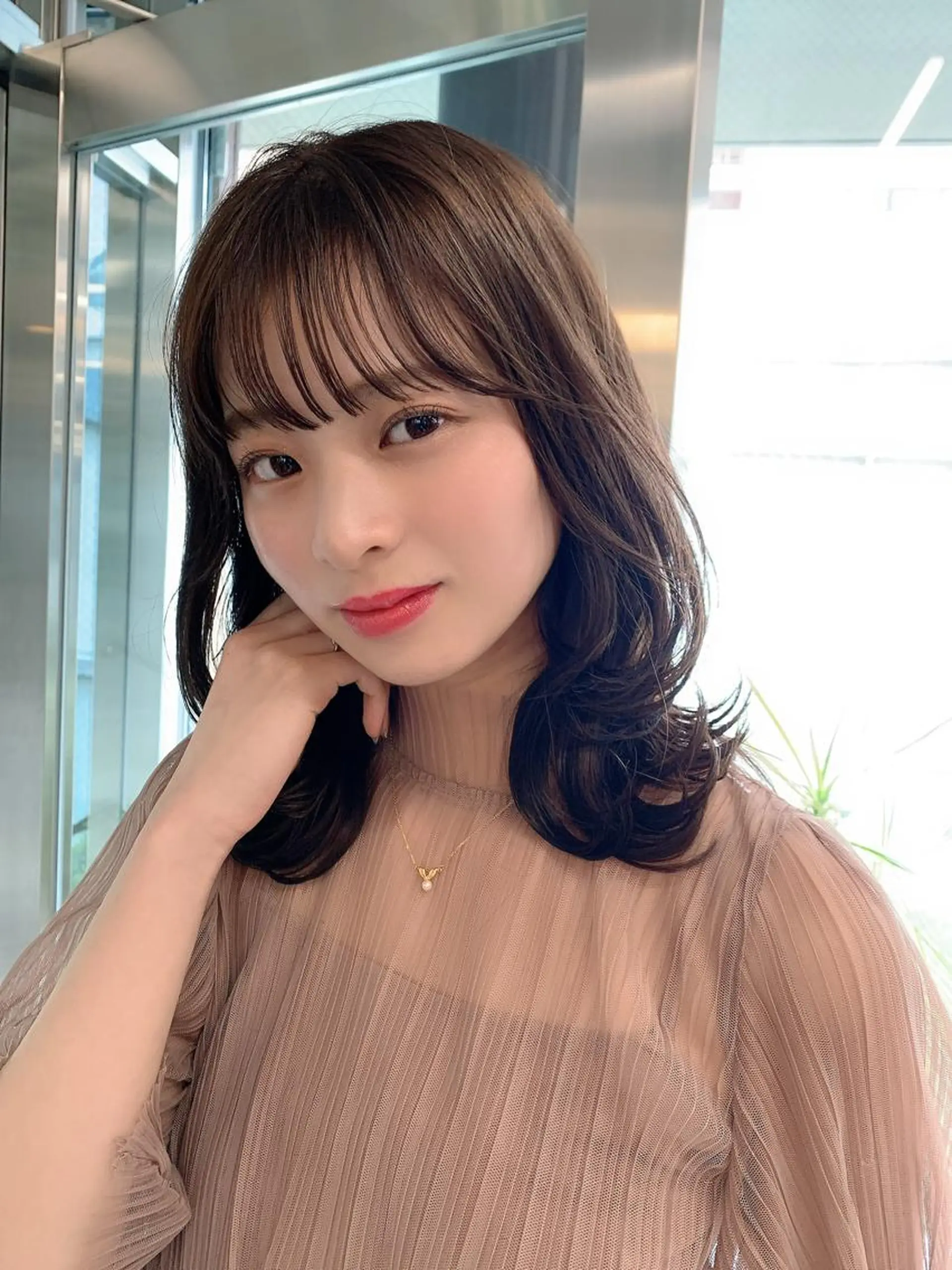 ミディアム カラー イヤリングカラー グレージュ インナーカラー くびれヘア 髪質改善 カット ヘアカラー トリートメント ヘッドスパ 透明感/オリーブ/ グレージュ/YUKAのヘアスタイル