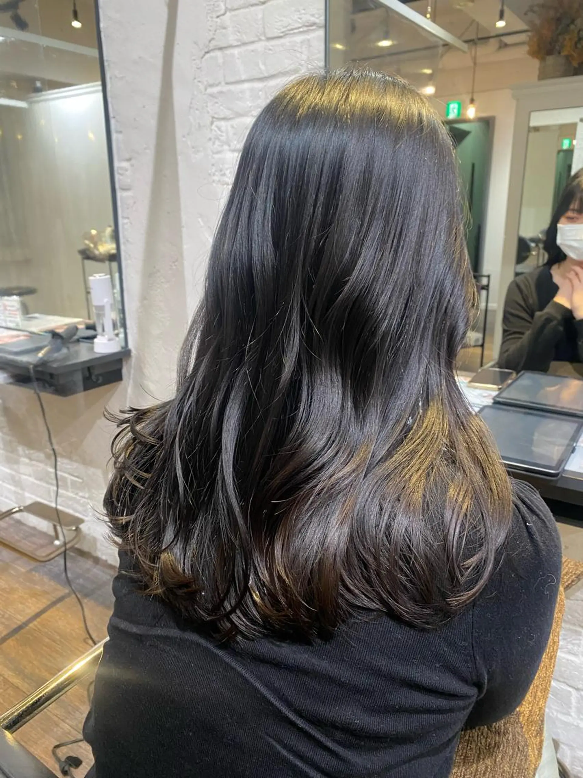 ロング カラー 梅田ハイトーン チダ ヒナノのヘアスタイル