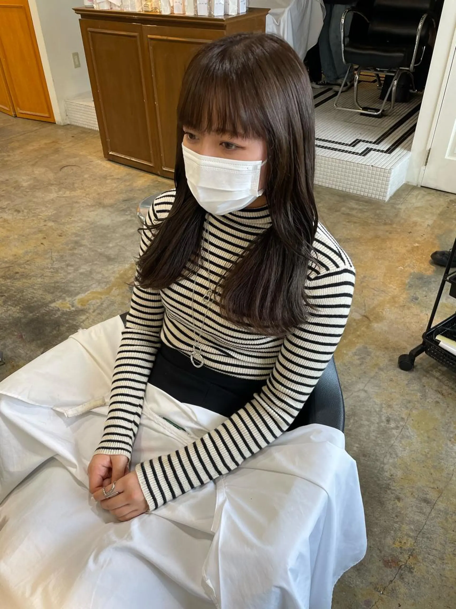 ロング カラー アッシュ アッシュグレー ブリーチ カット ヘアカラー トリートメント MIOベージュカラー 柔らかいカラーのヘアスタイル