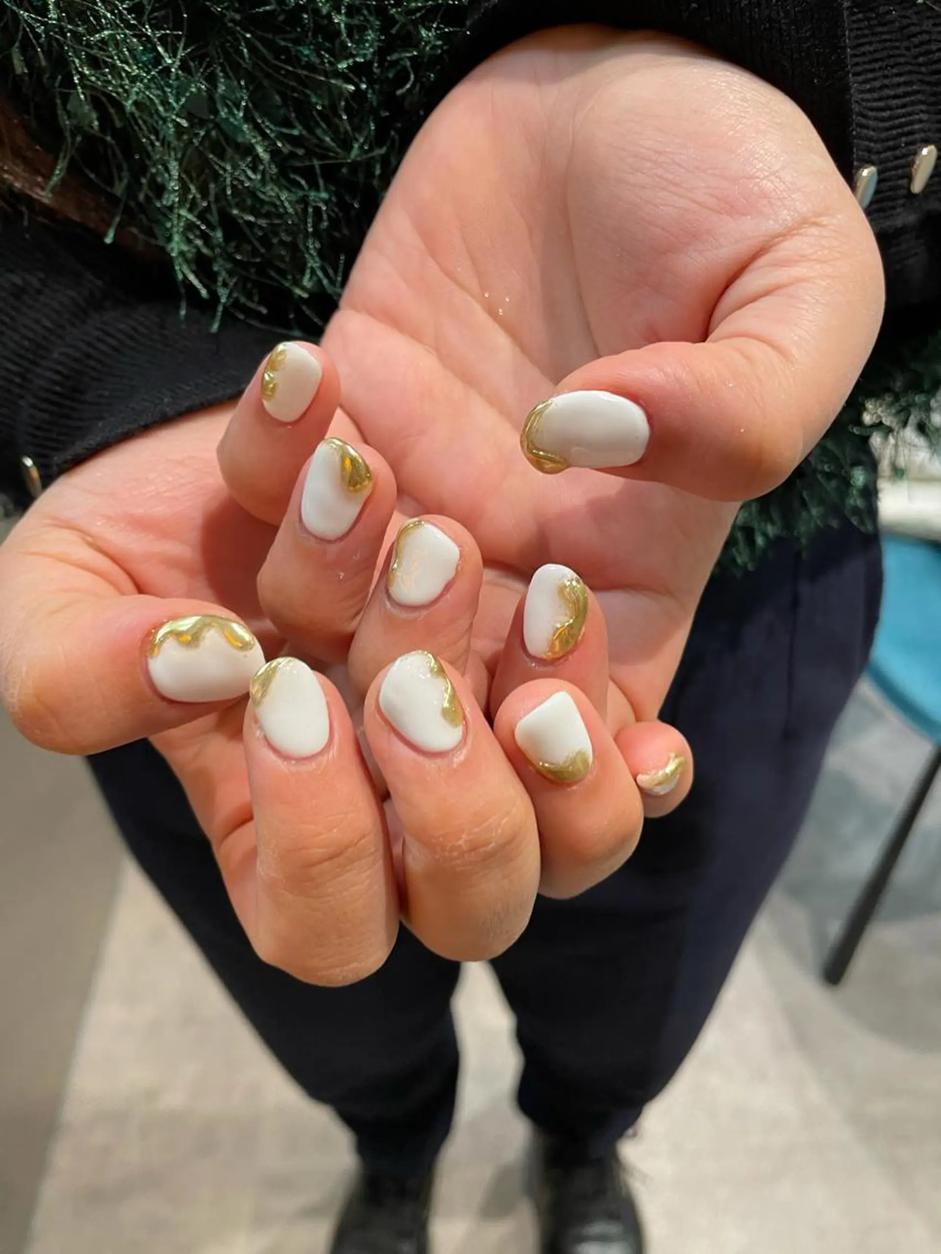 ネイル ゴールド ニュアンスネイル シンプルネイル ホワイト ハンドネイル ナチュラル透明感🌱 小山美樹子のヘアスタイル