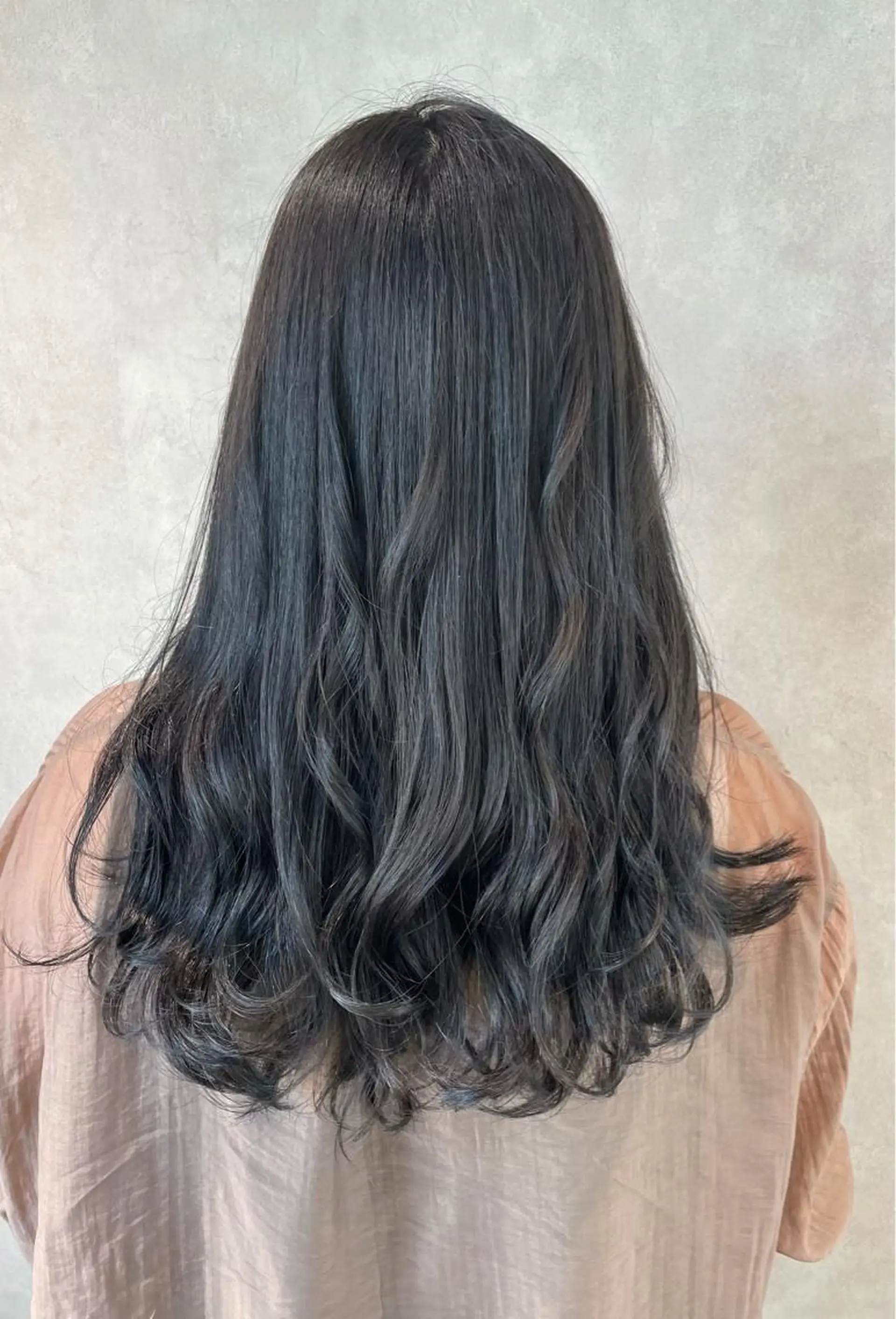 ロング カラー アッシュ アッシュグレー ブリーチ ブリーチなしカラー 透明感ハイライト◎ 伊藤夏海のヘアスタイル