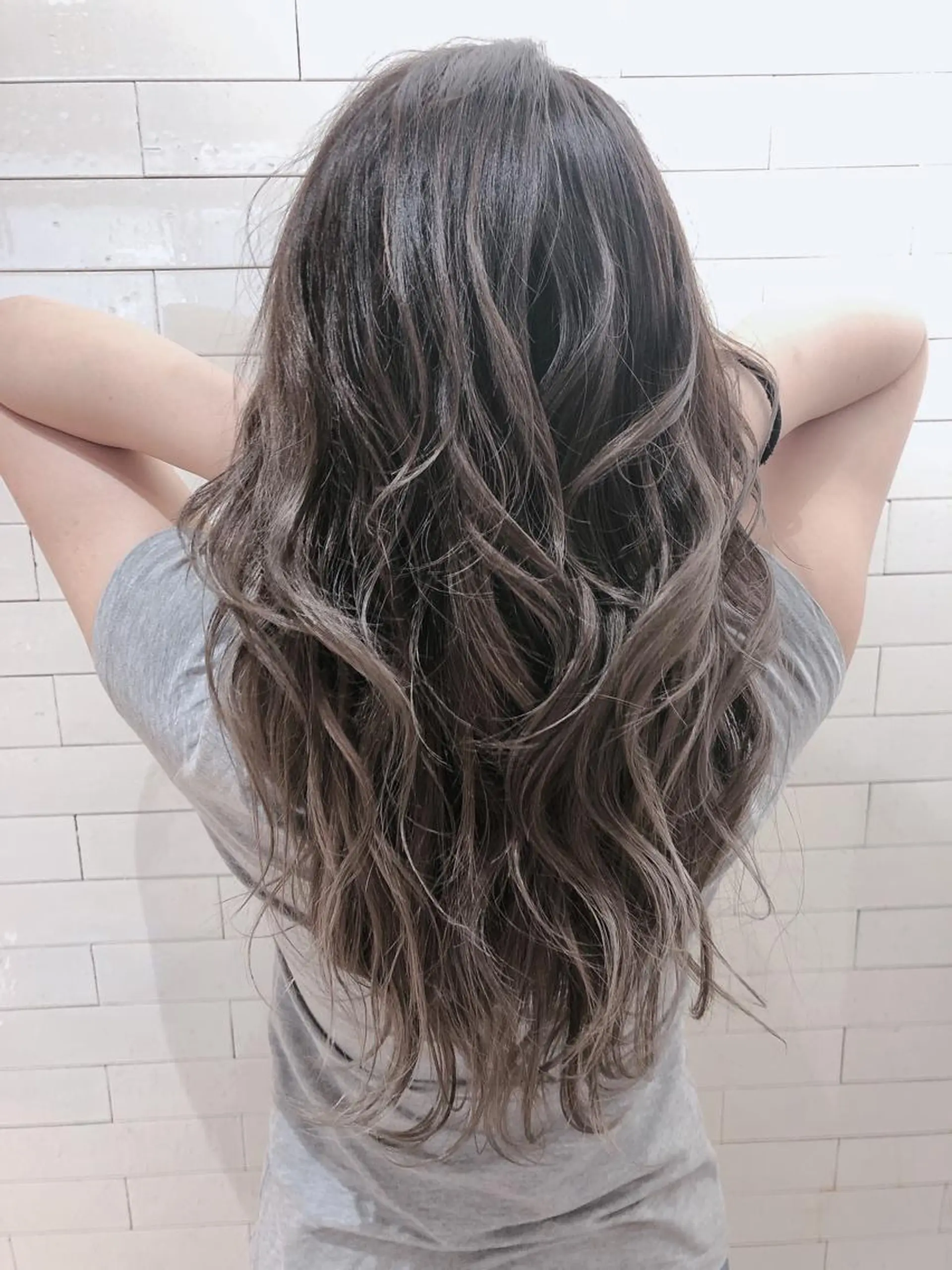 ロング カラー パーマ ヘアアレンジ アッシュ バレイヤージュ ブリーチ グラデーションカラー グレージュ 竹内ケンゴ🇰🇷 EIGHT藤沢のヘアスタイル