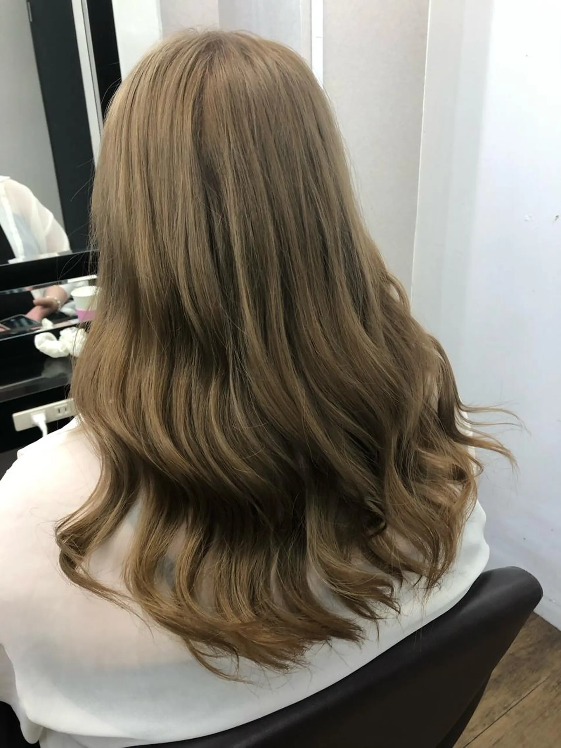 ロング カラー ベージュカラー ブリーチ ハイトーンカラー ミルクティーベージュ alpha. カラーエクステ下妻のヘアスタイル