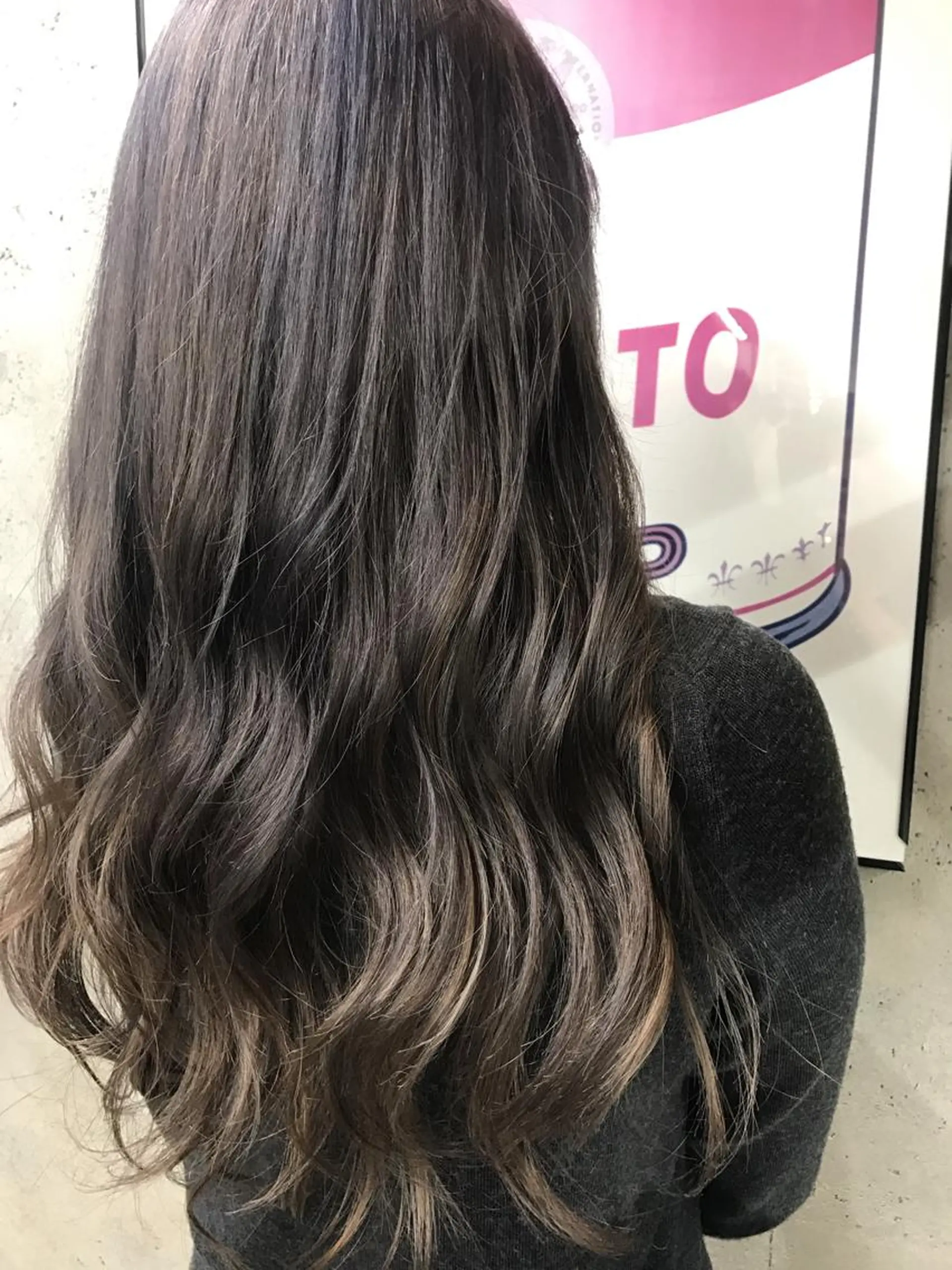 ロング カラー グレージュ ハイライトカラー ハイライト にった みずきのヘアスタイル