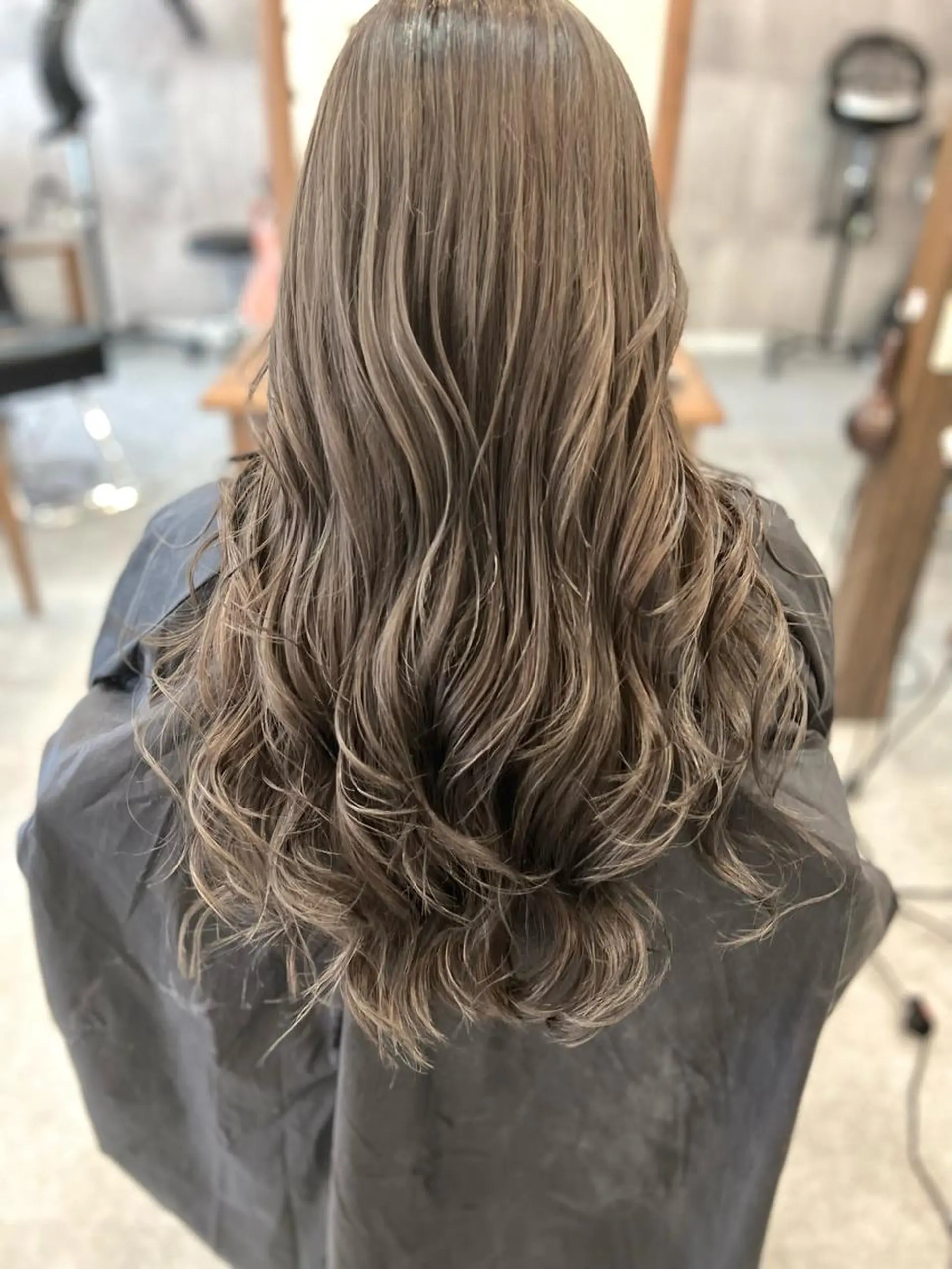 ロング カラー ベージュカラー ブリーチ ハイライトカラー ハイトーンカラー シルバー ヘアカラー Style Tのヘアスタイル