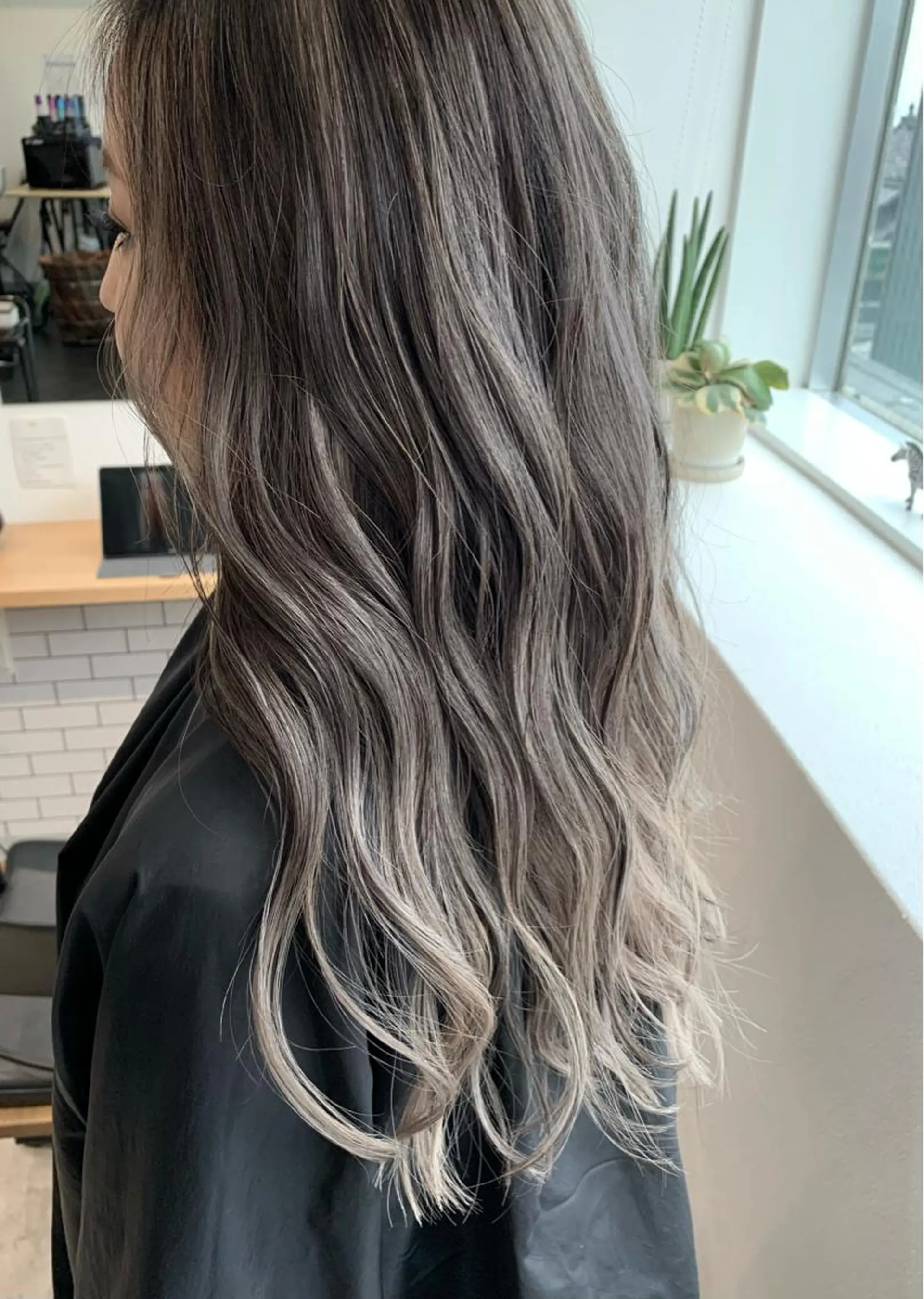 セミロング ヨシミ カズヤのヘアスタイル