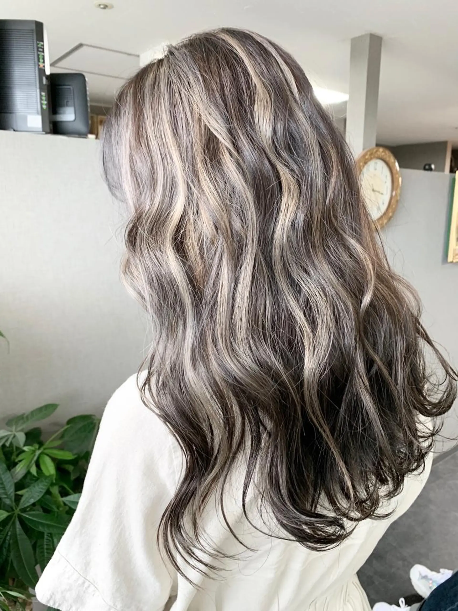 ロング アッシュ ハイライト レイヤーカット Selene hair OSAKAのヘアスタイル