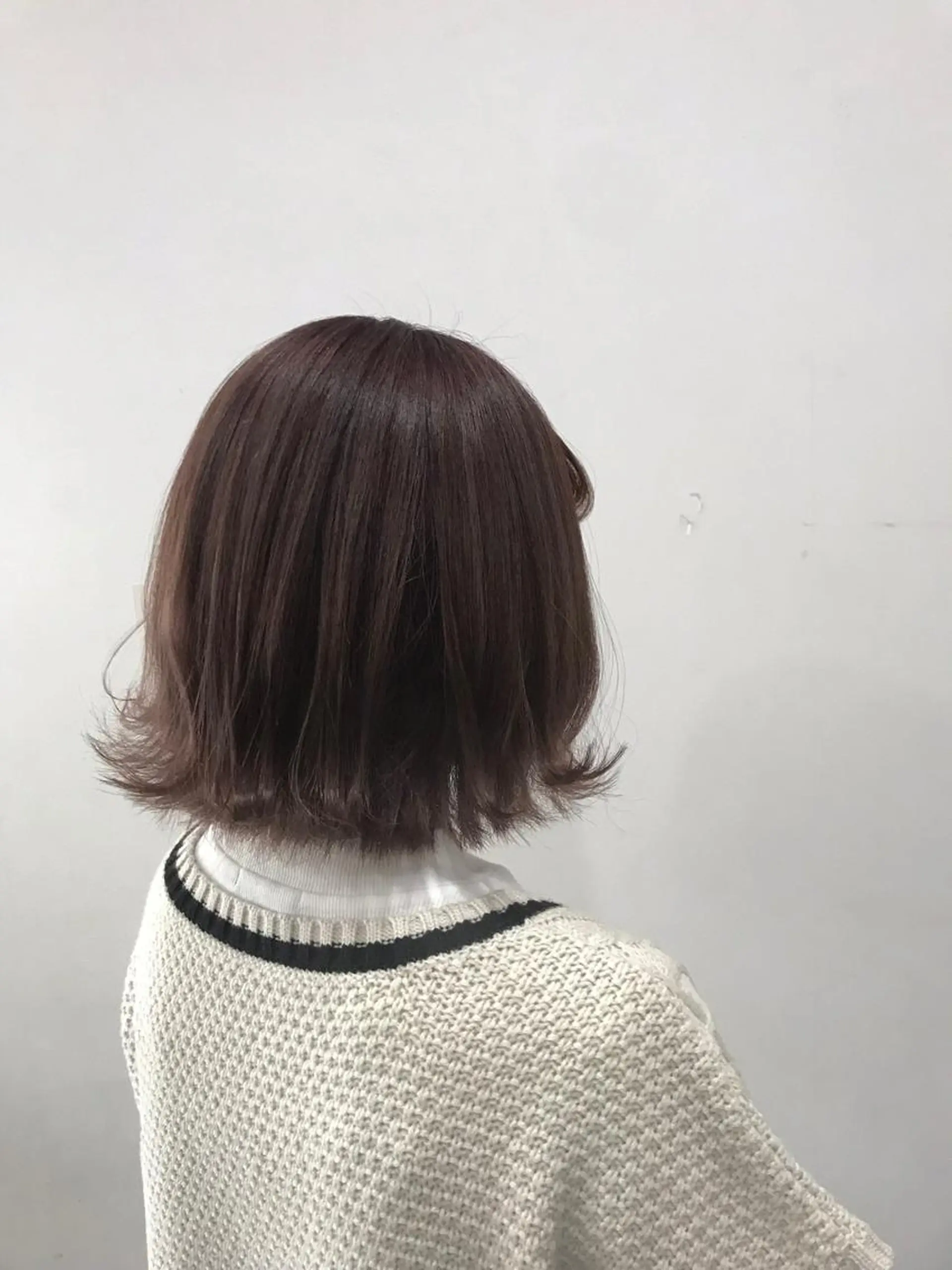 ミディアム カラー ブリーチ ラベンダーカラー 外ハネヘア 脱白髪染め美容師 竹内涼乃のヘアスタイル