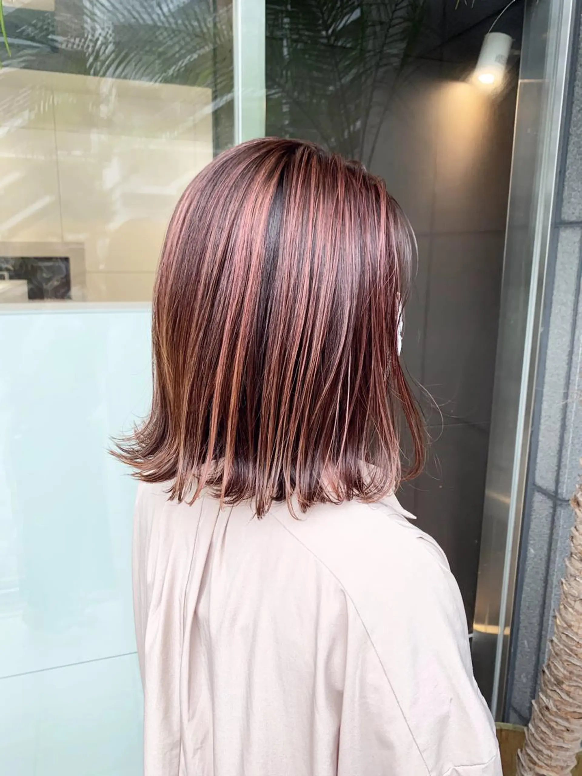 ミディアム ボブ ハイライト 外ハネヘア レイヤー×縮毛矯正 深見 拓のヘアスタイル