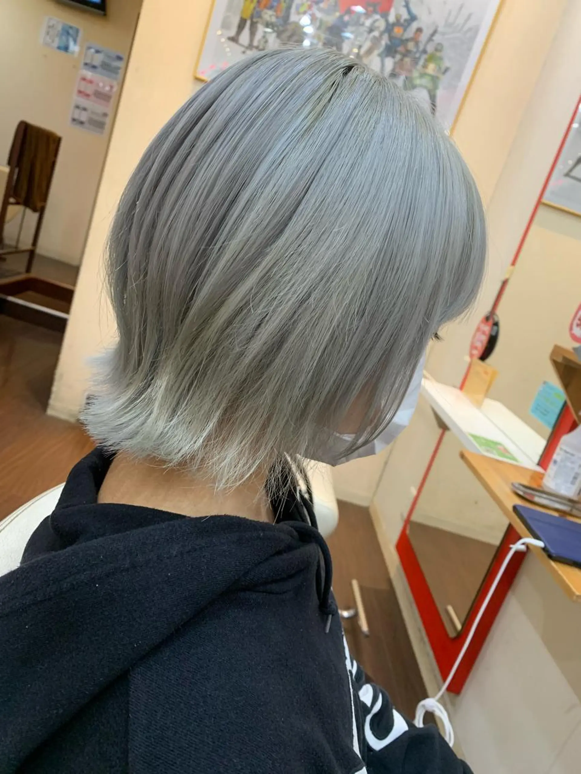 ショート くびれヘア ウルフカット 今村公介 ブリーチ特化、派手髪のヘアスタイル