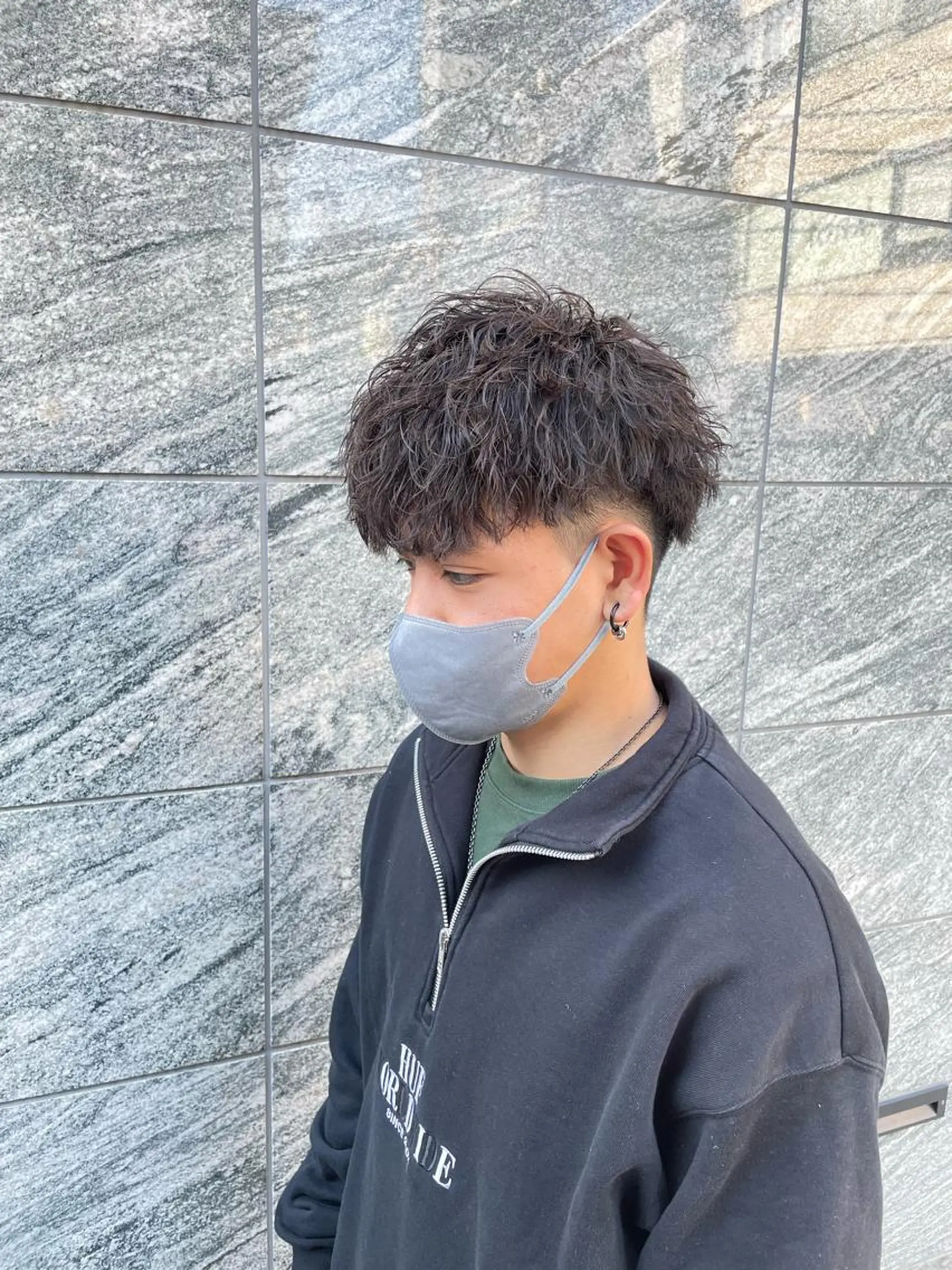 ショート カラー パーマ ヘアアレンジ メンズ アイブロウ メンズブリーチ センターパート メンズハイライト メンズハイトーン マッシュウルフ カット パーマ トリートメント ヘッドスパ ヘアセット スパイキー/フェザー /波巻き/かいとのヘアスタイル