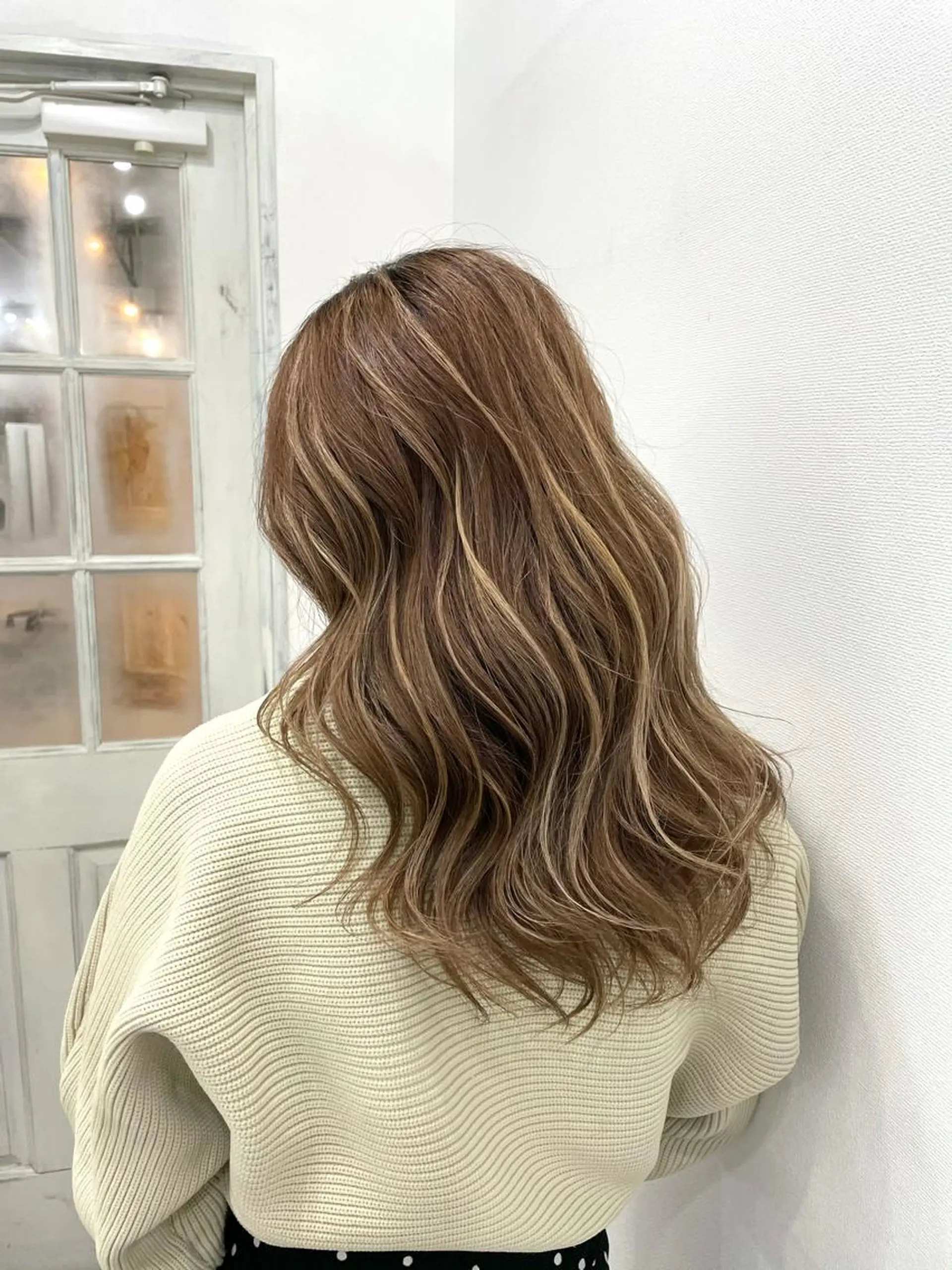 セミロング 白いハイライト🤍 タナカリョウスケのヘアスタイル