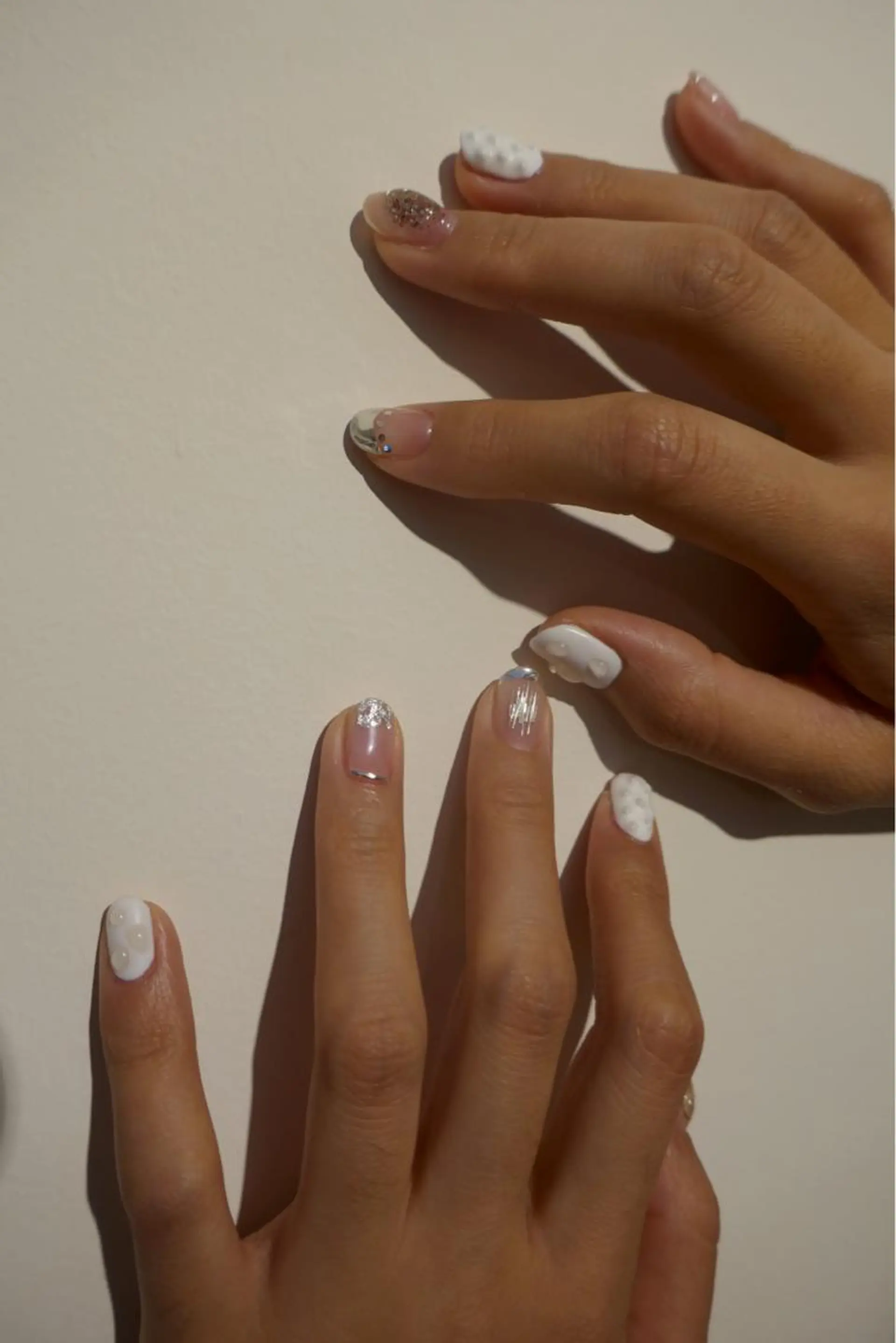 ネイル ニュアンスネイル シルバー ホワイト ハンドネイル Chipieee Tokyoのネイルデザイン