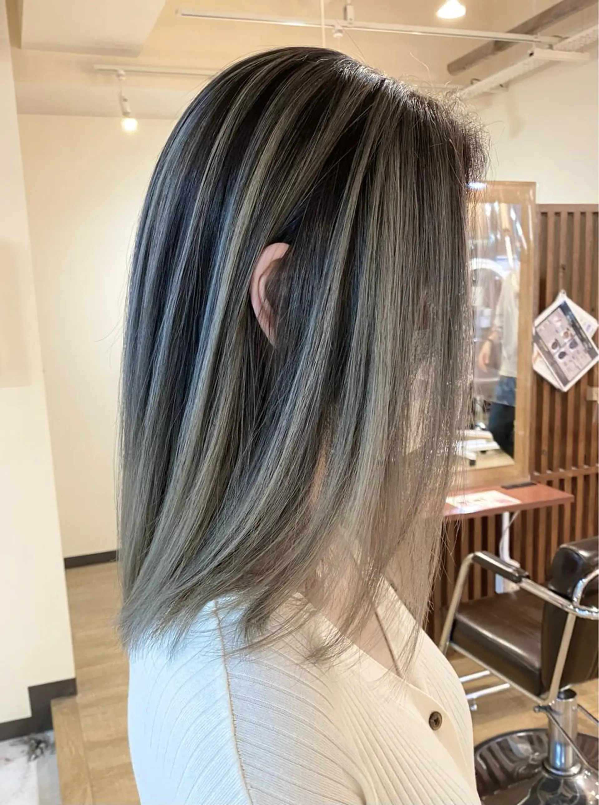 セミロング カラー バレイヤージュ レイヤーカット 白髪ぼかし バレイヤージュ志鎌のヘアスタイル