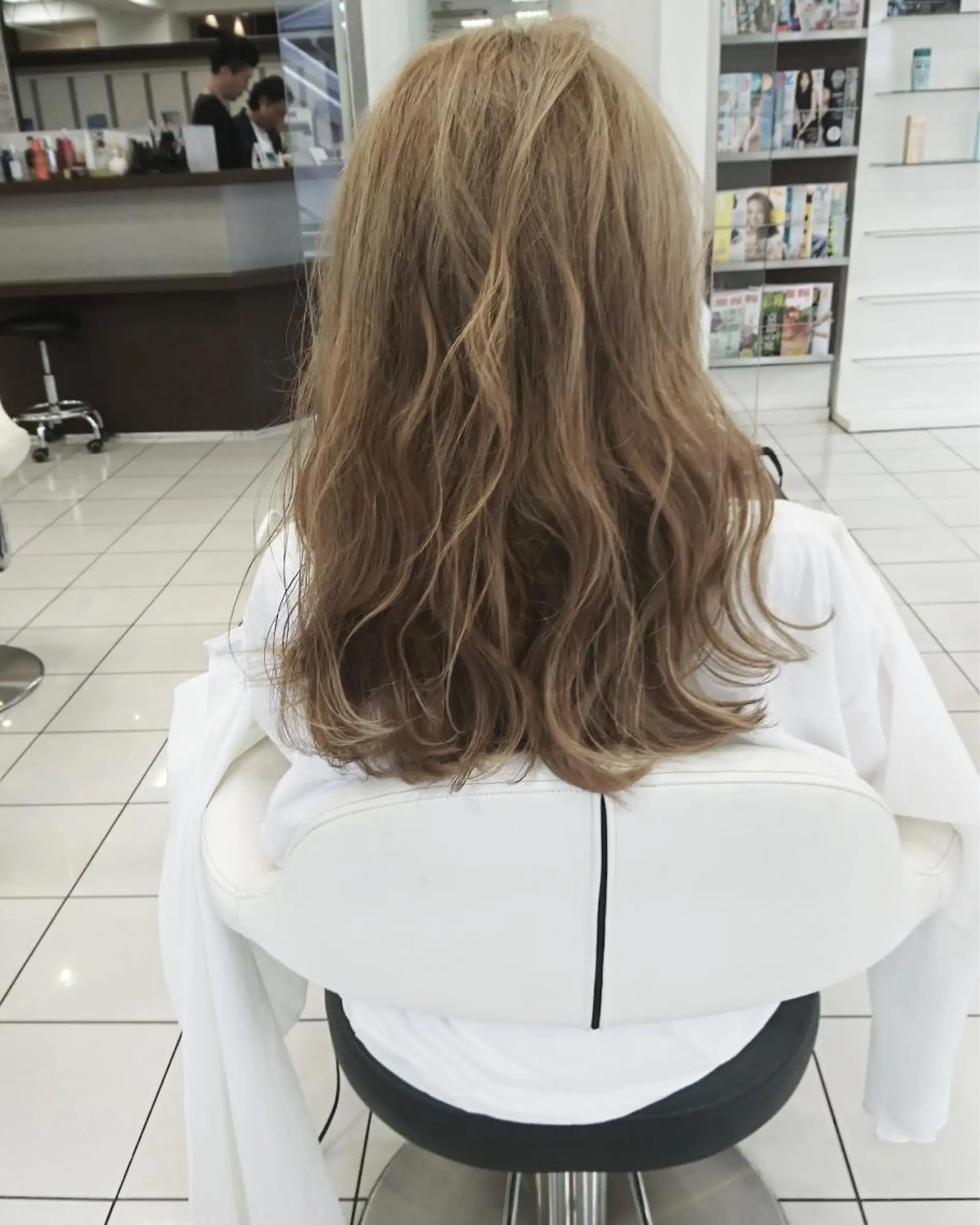 ロング カラー ベージュカラー ミルクティーベージュ 💎大人ハイライト 💎上杉一也💎のヘアスタイル