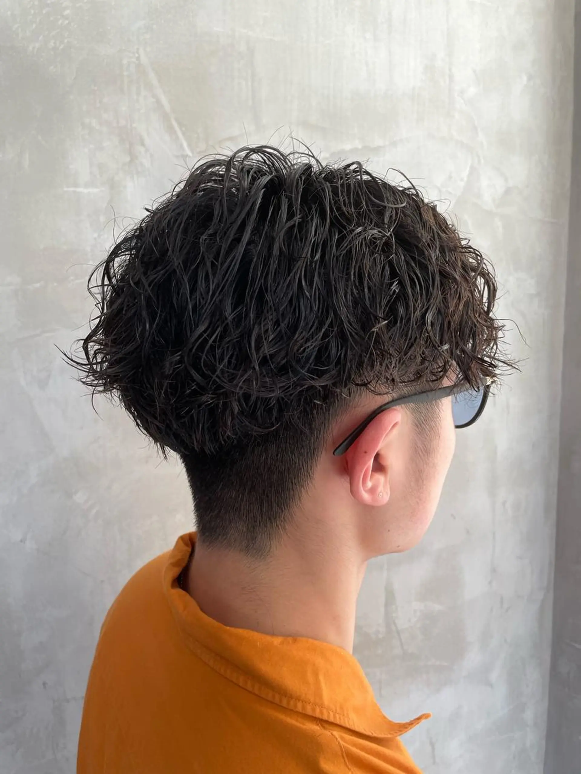 ショート パーマ メンズ センターパート 波巻きスパイラルパー マ/シャドウパーマ駿のヘアスタイル