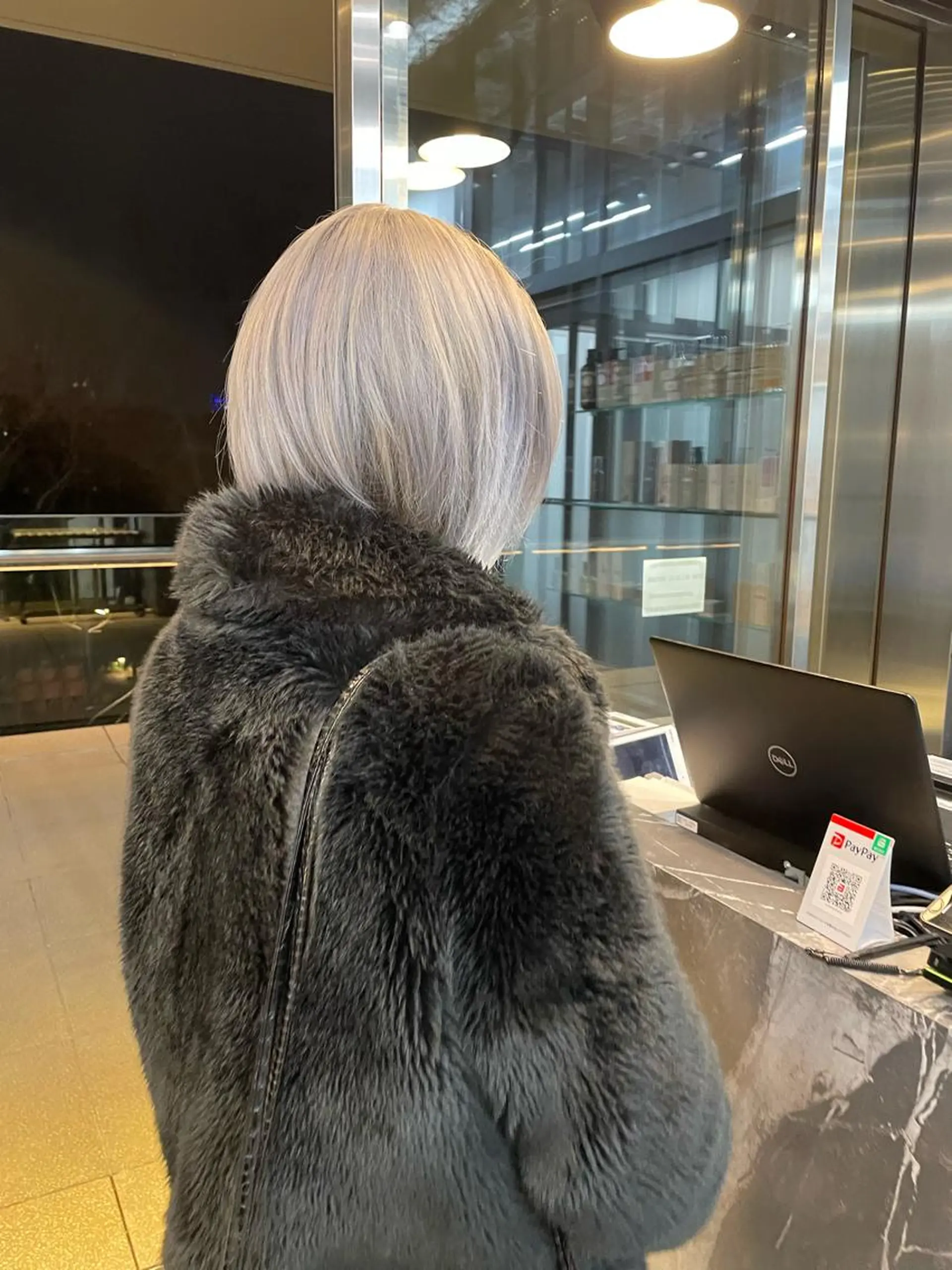 ミディアム カラー シルバー ヘアカラー トリートメント ミルクティー× グレージュMOMOのヘアスタイル