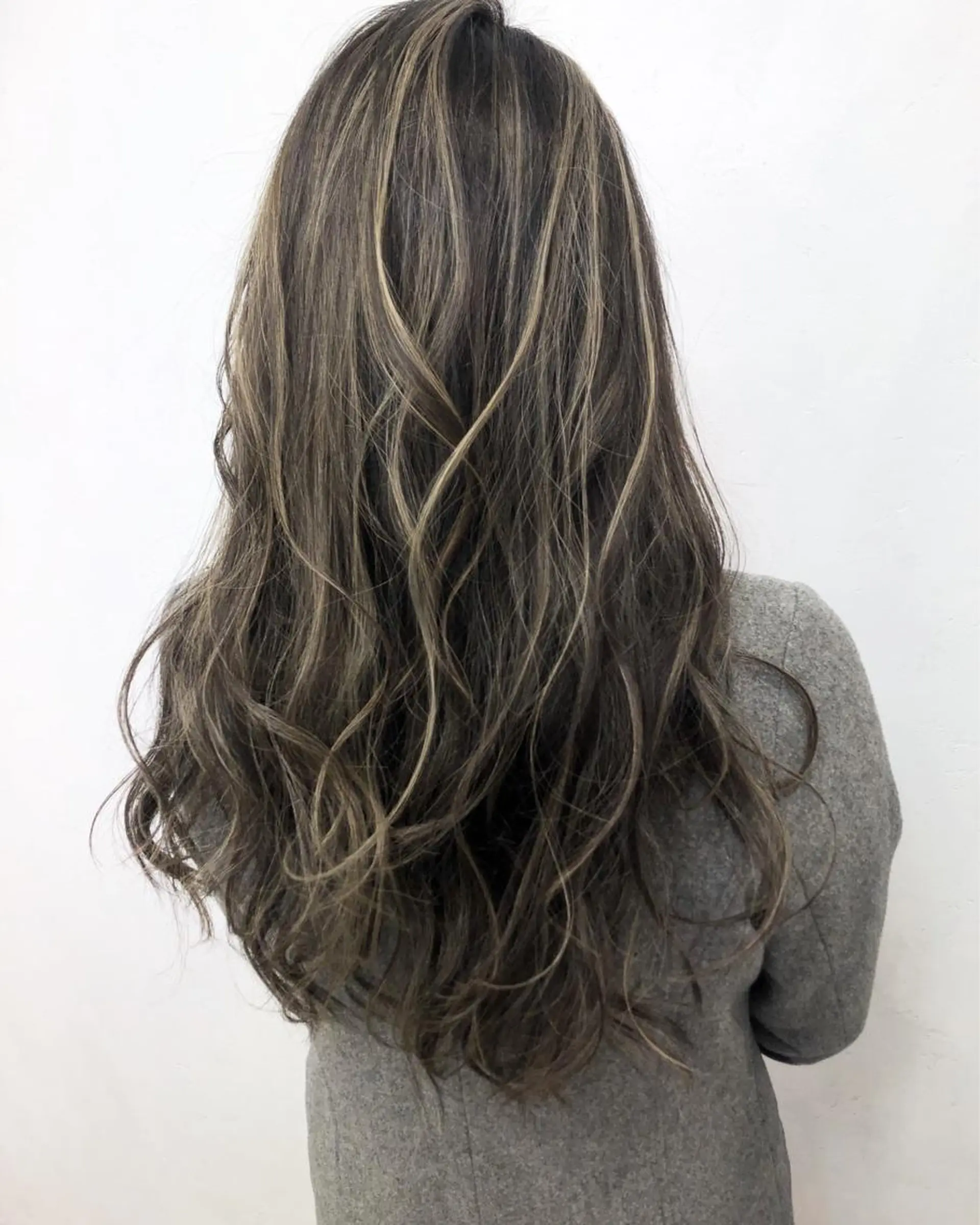 ロング カラー ベージュカラー ハイライトカラー ハイライト ヘアカラー トリートメント ブリーチカラーレイヤ ーカット🦋annaのヘアスタイル