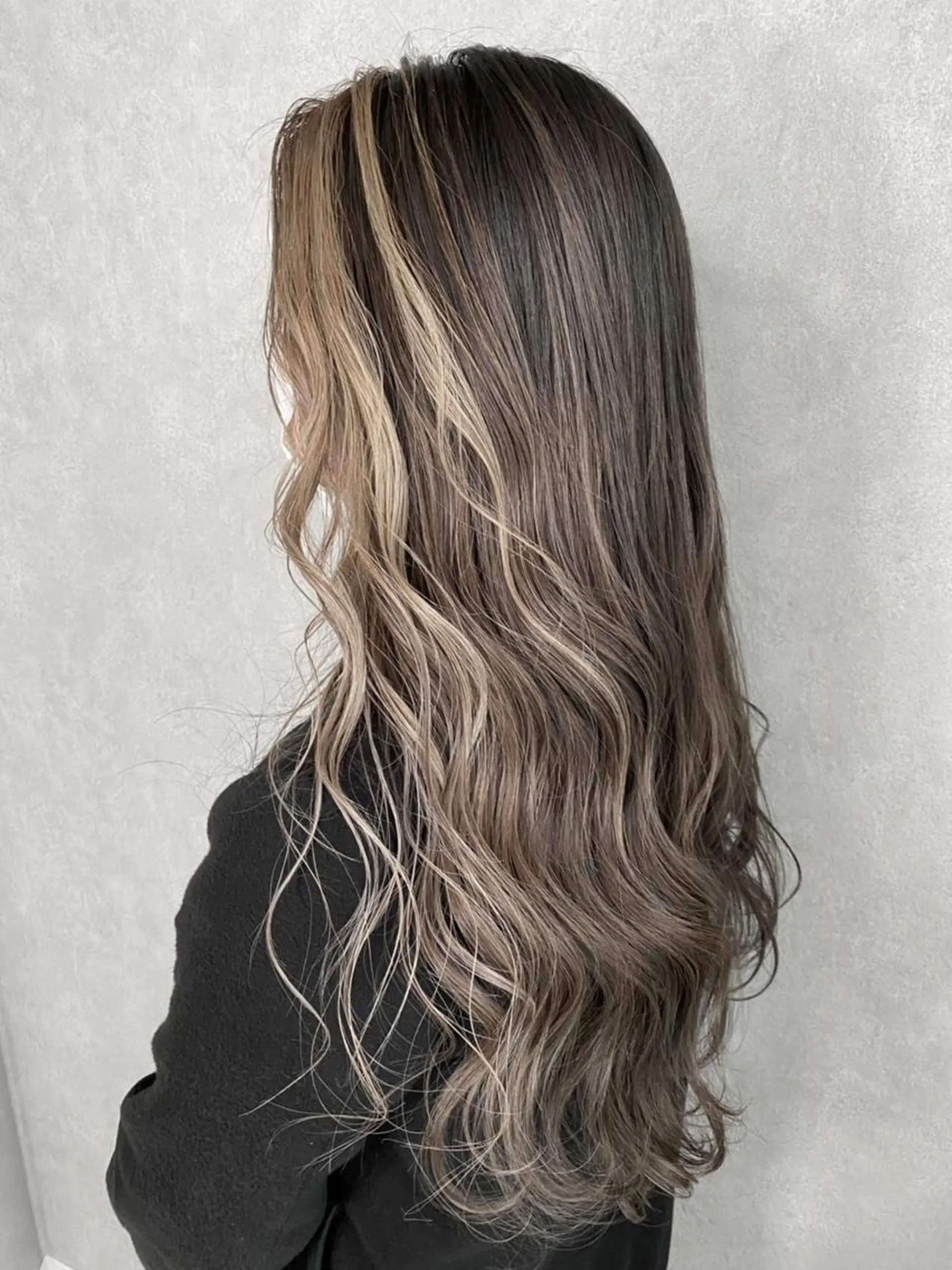 ロング カラー パーマ ヘアアレンジ シールエクステ アッシュ バレイヤージュ ベージュカラー ブリーチ L. OSAKAのヘアスタイル