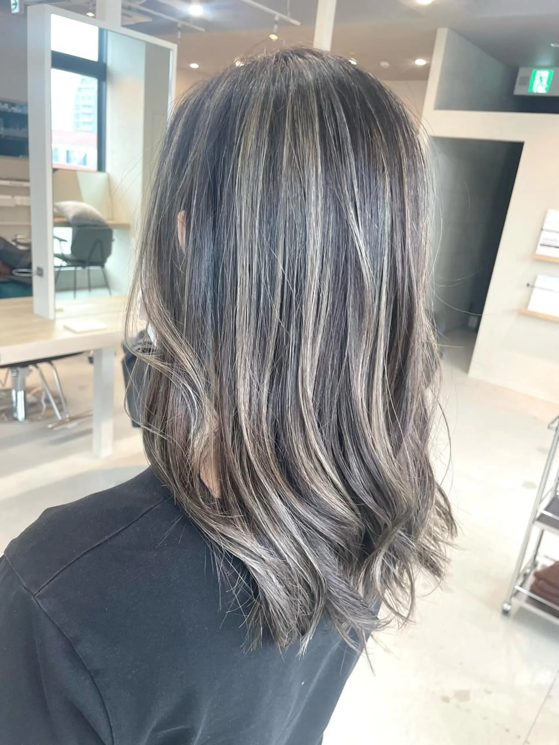 セミロング カラー アディクシーカラー バレイヤージュ ベージュカラー ブリーチ ケアブリーチ Lia所属・皆木 智晴のヘアスタイル