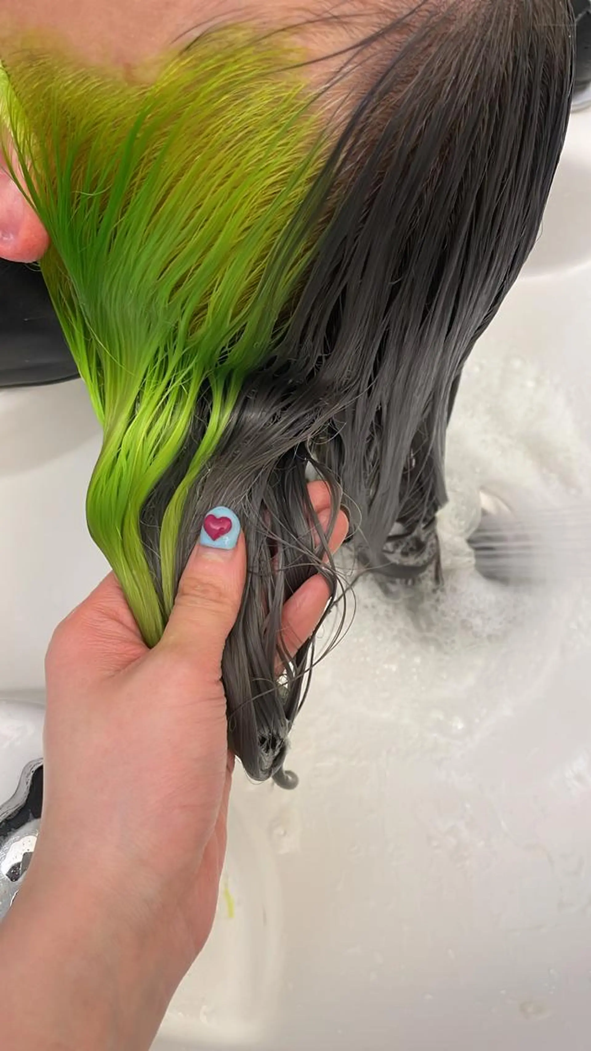 ミディアム 栗林 茉那のヘアスタイル