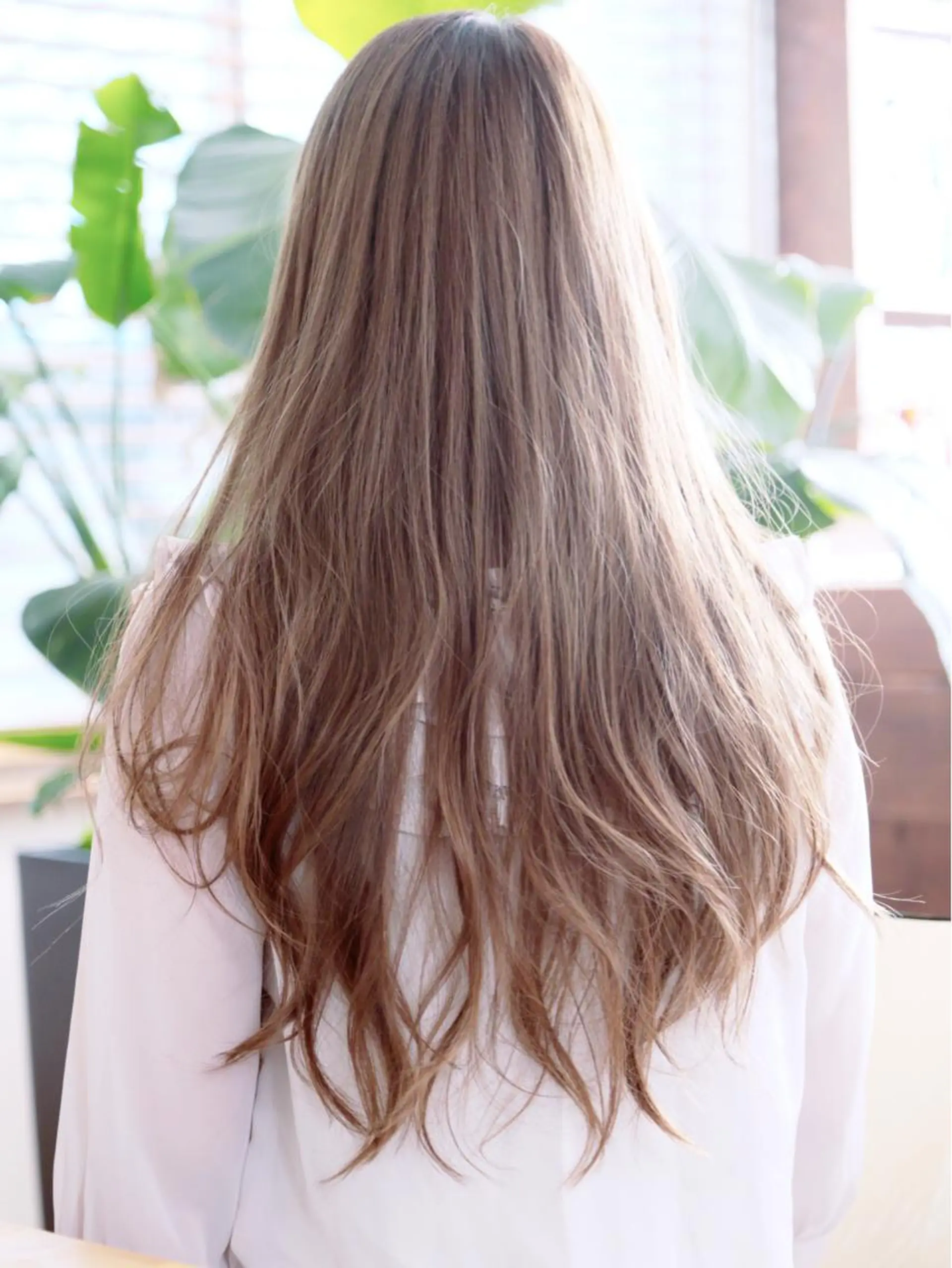 ミディアム セミロング ロング カラー アッシュ ロング ヤナ マネージャーのヘアスタイル