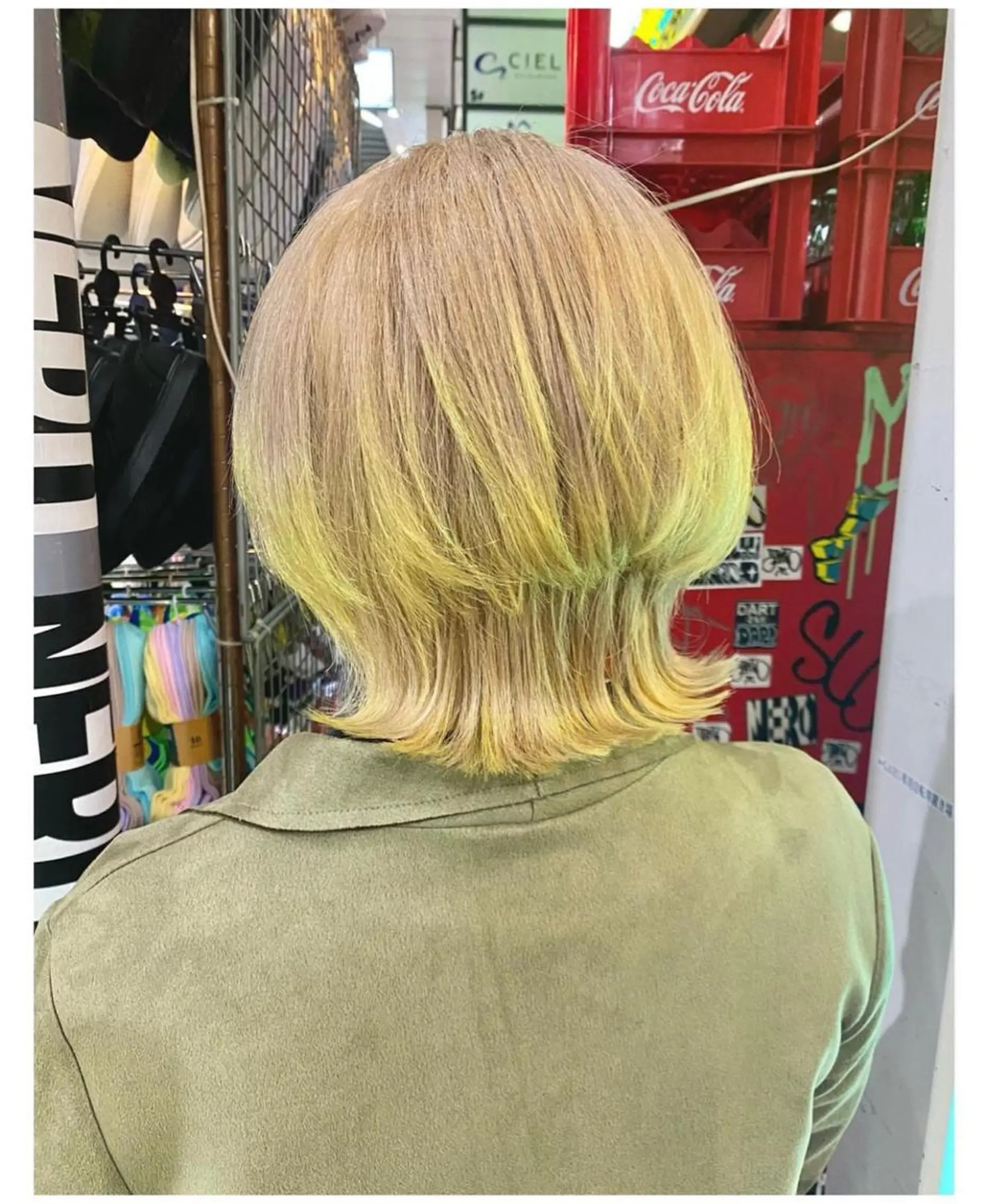 ショート カラー ベージュカラー イエローカラー ヘアカラー GARU-ガル-所属・TSUNO🦖 派手髪/オタク美容師のヘアスタイル