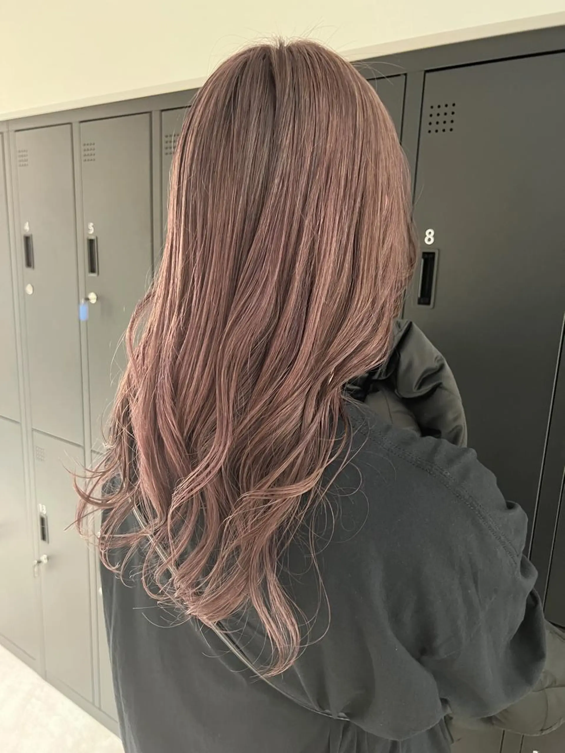 セミロング カラー ブリーチ ピンクカラー 暗髪カラー🫐パーマ おくだりんかのヘアスタイル