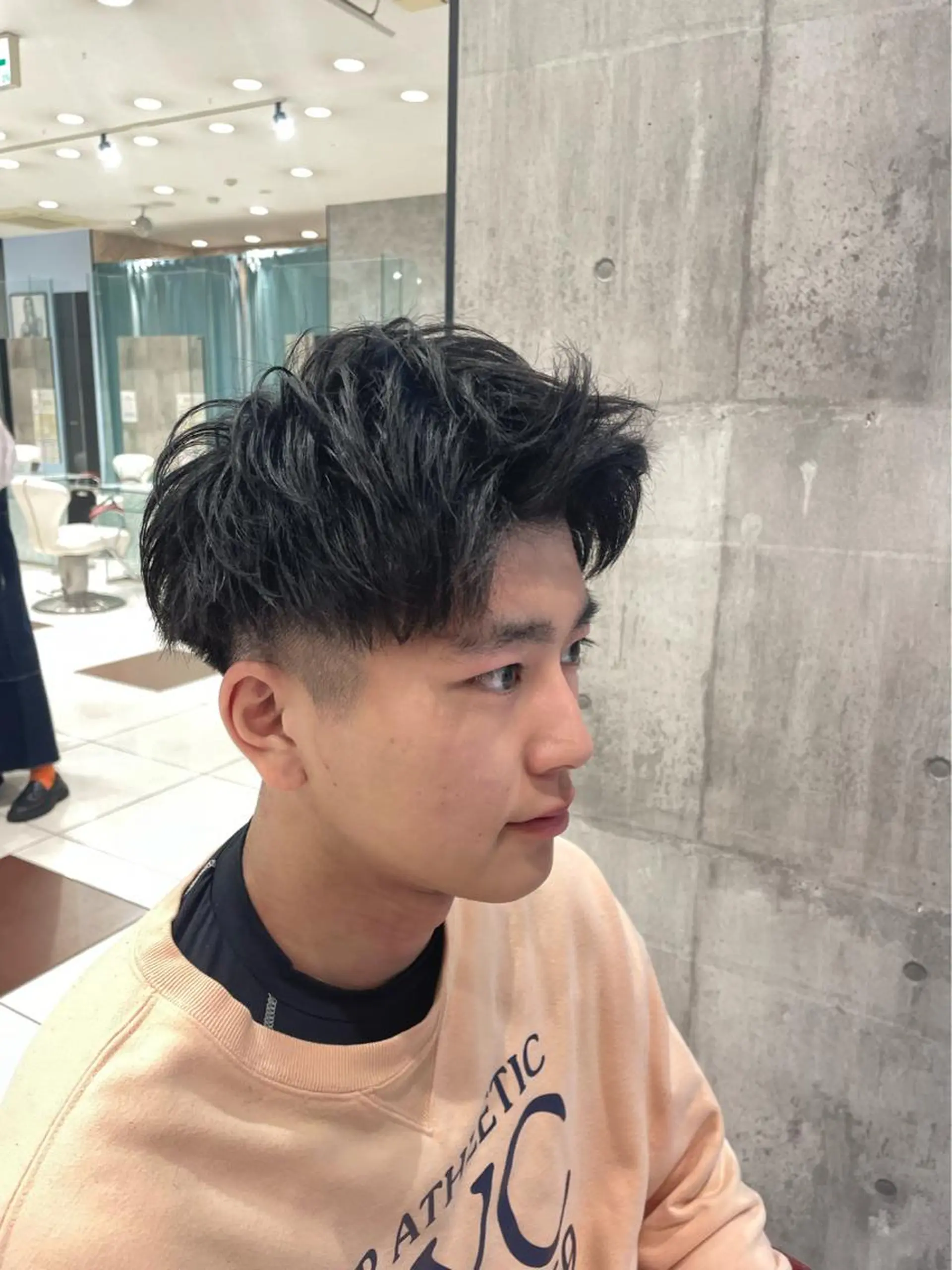 メンズ 刈り上げ ハイトーンカラー✨️ Amiのヘアスタイル