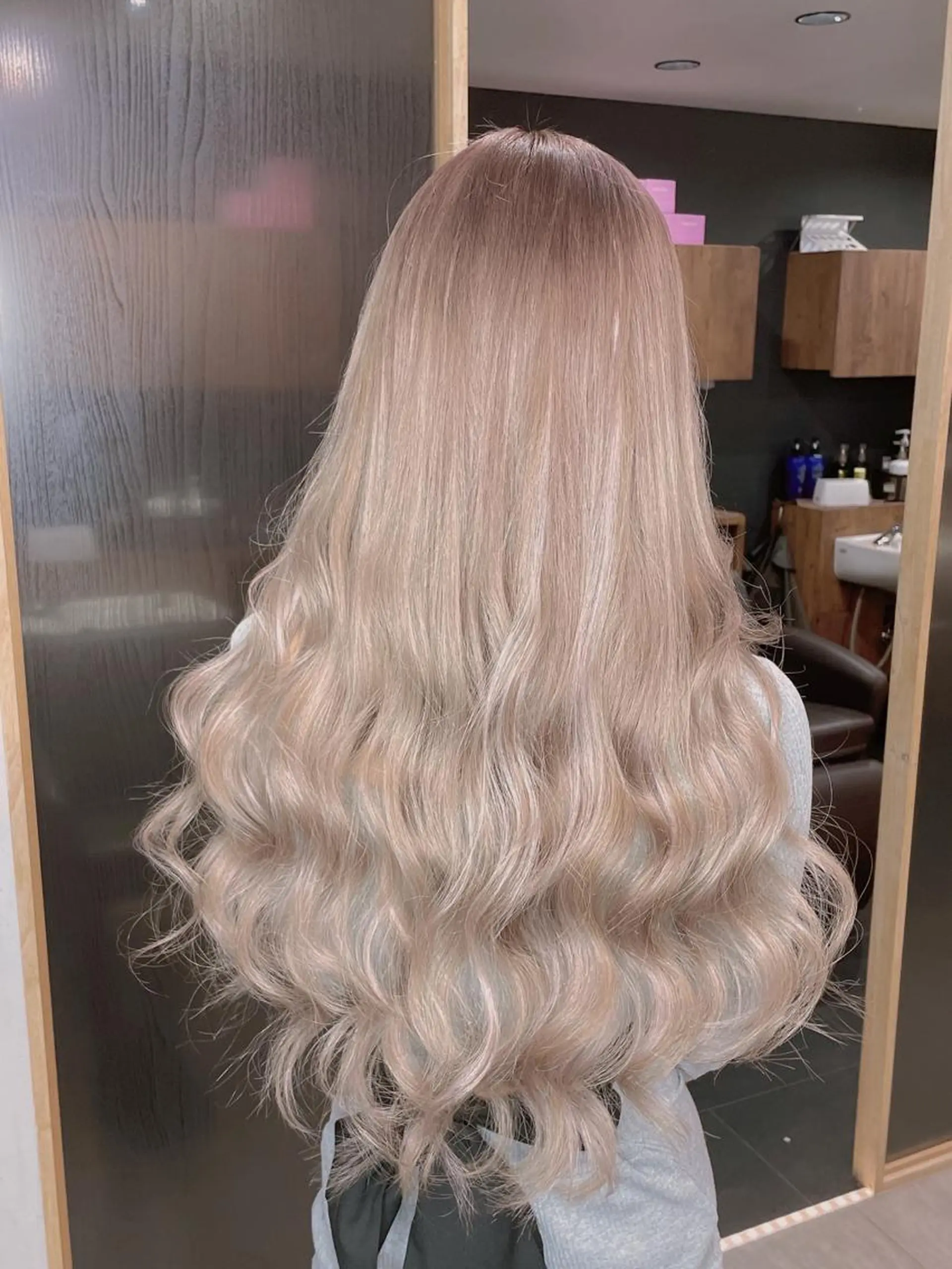 ロング カラー ベージュカラー ブリーチ ダブルカラー ミルクティーベージュ ヘアカラー エクステ エクステ/ハイトーン レイヤーHIROのヘアスタイル