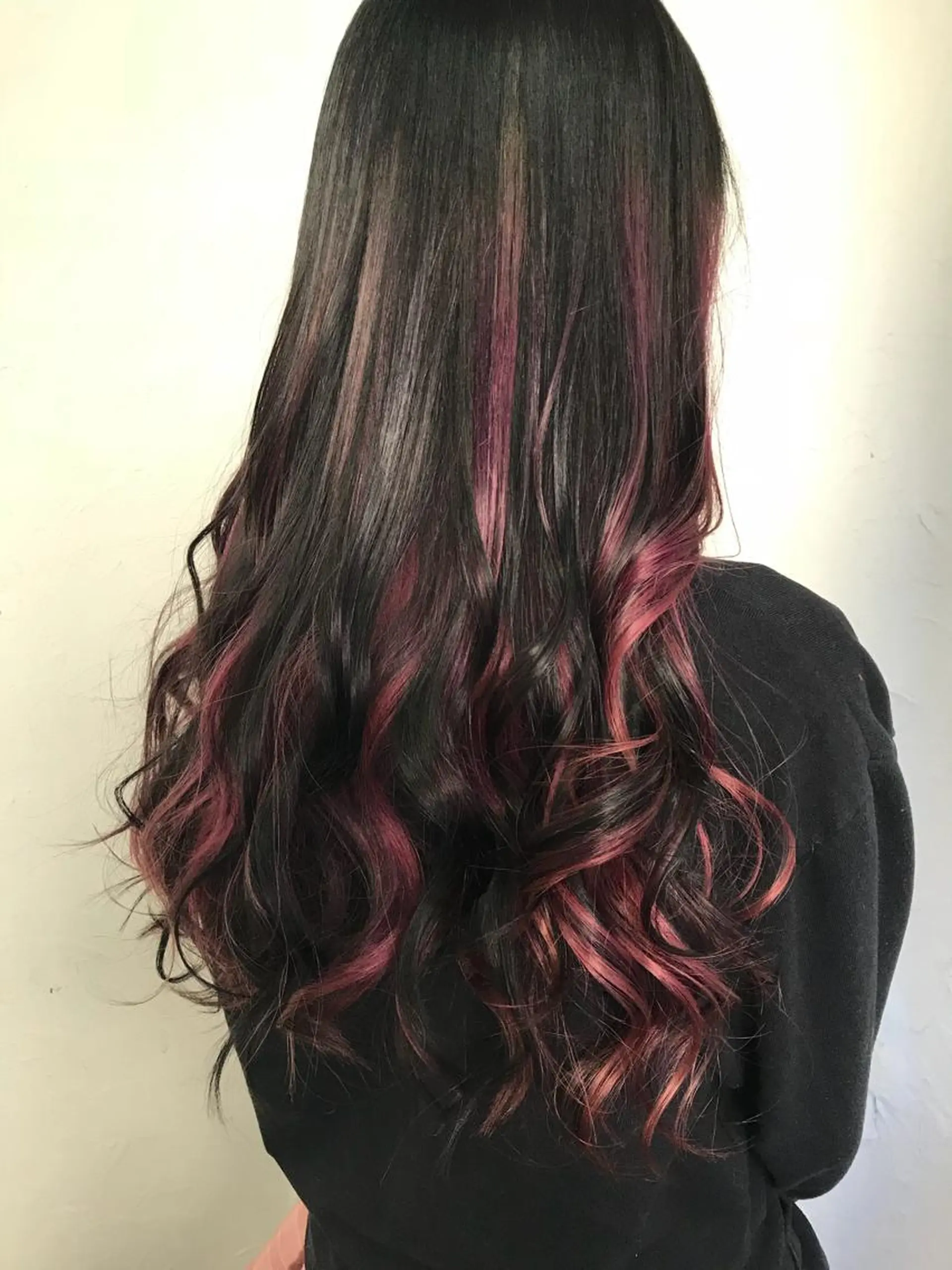 ロング カラー 黒髪 ピンクカラー 伊藤 優希のヘアスタイル