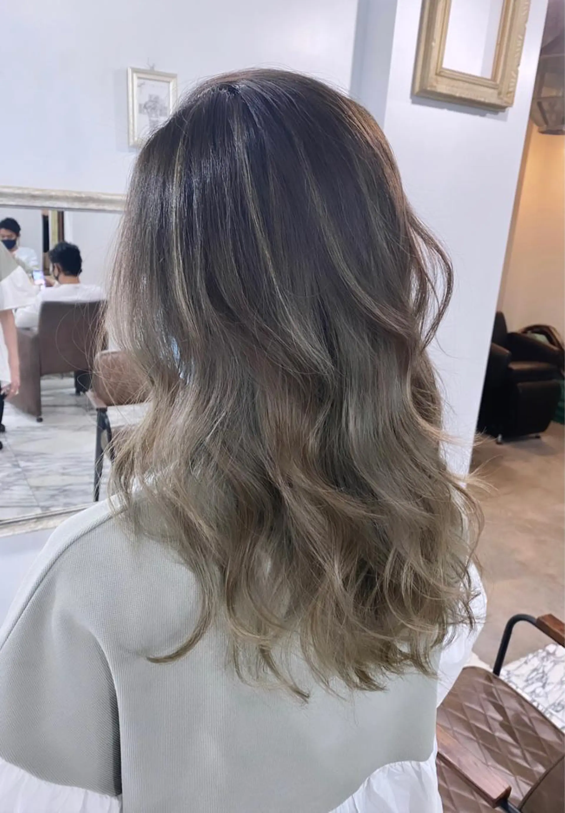 セミロング カラー 👑圧倒的カラー👑 佐々木祐希のヘアスタイル