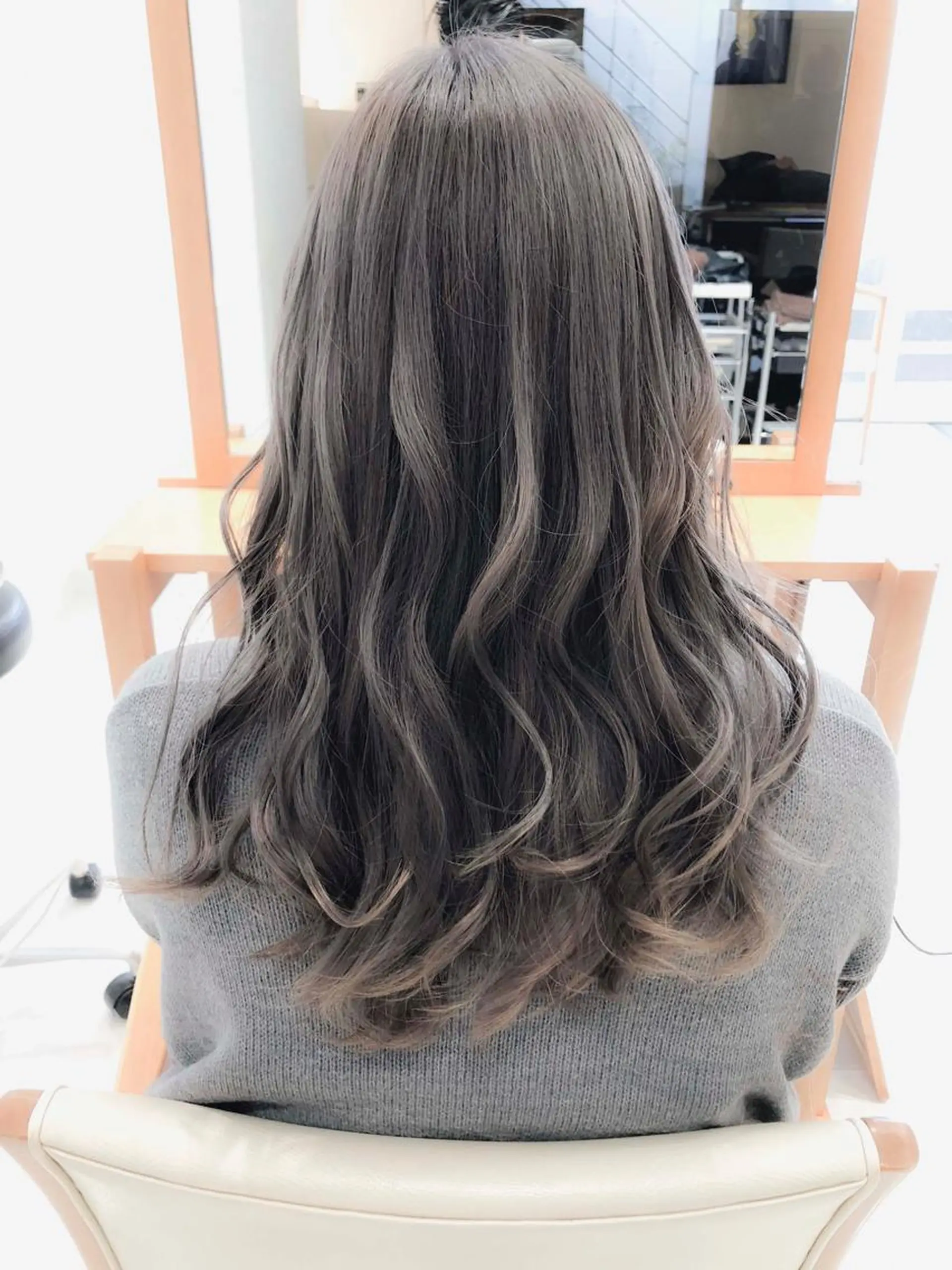 ロング カラー アッシュ アッシュグレー アッシュグレージュ グレージュ ヘアカラー トリートメント Days 透明感カラーのヘアスタイル