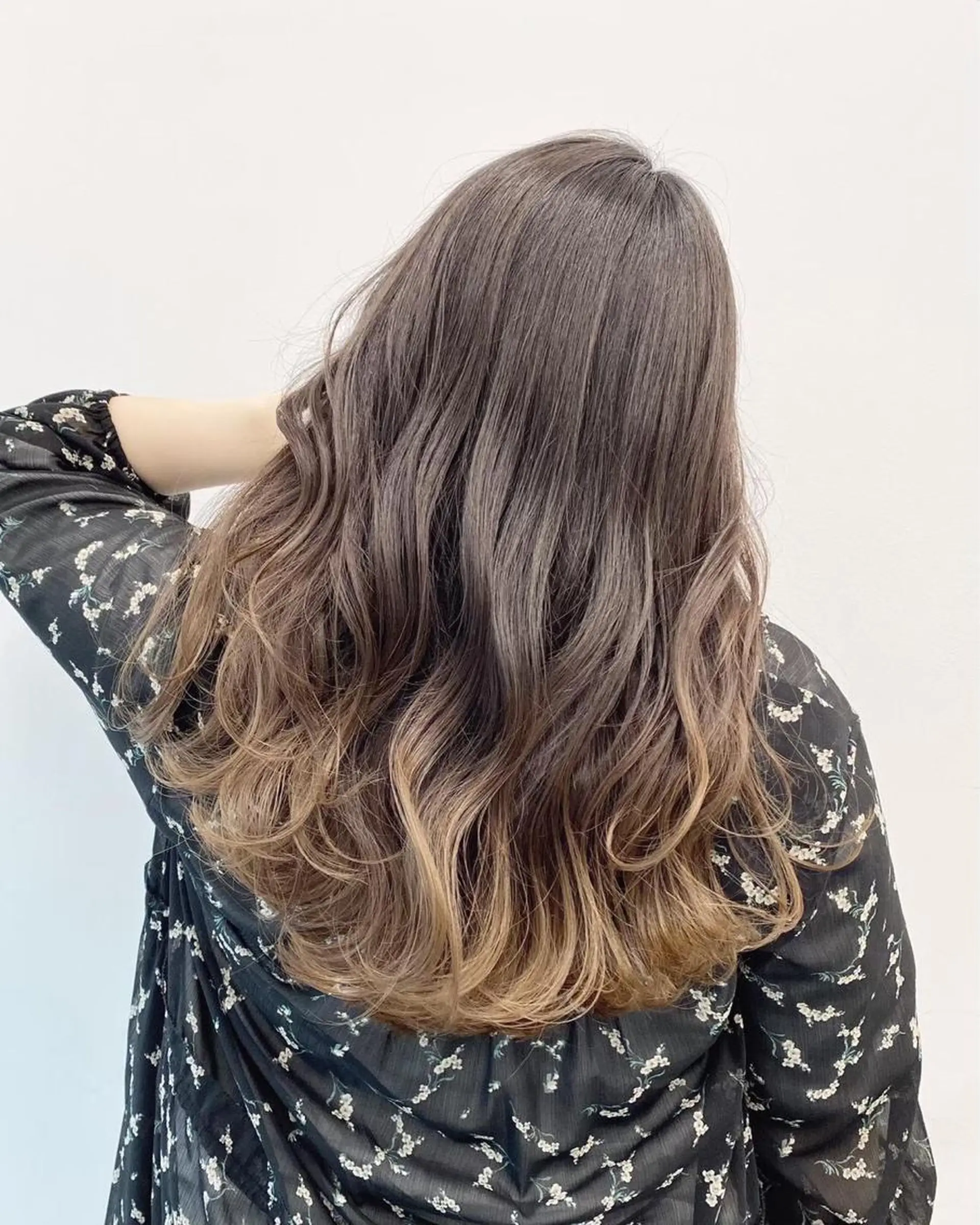 カラー ✨レイヤー/柔らかベ ージュ青山✨のヘアスタイル