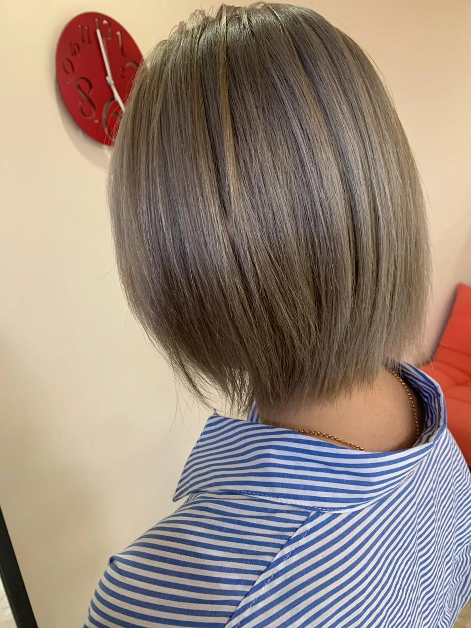 ショート カラー アッシュ ベージュカラー ダブルカラー ヘアーサロンaxia所属・上田 英樹のヘアスタイル