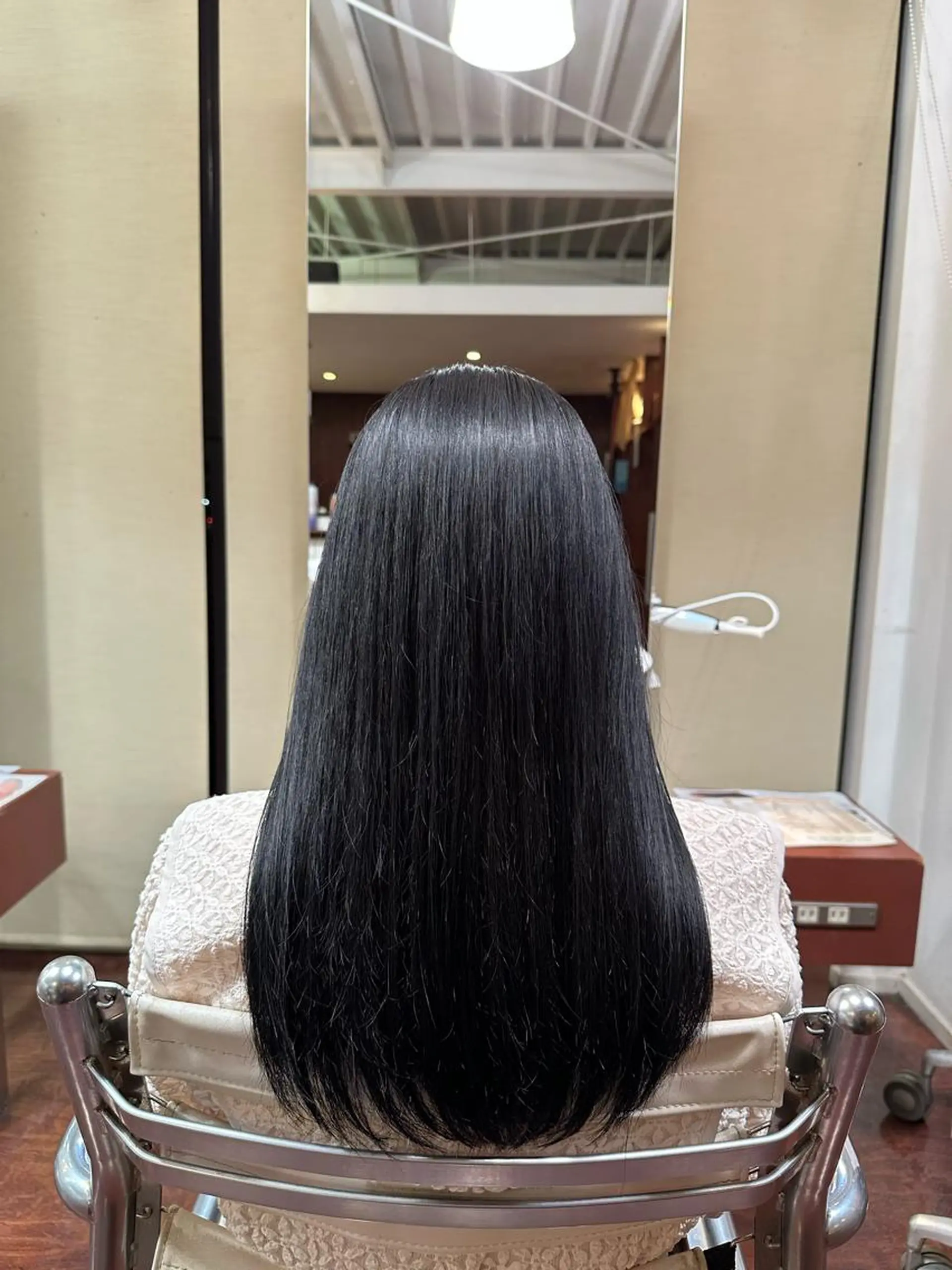 カラー 黒髪 ブルーカラー ブルーブラック TAKUMI  Roots所属・湯本 大介のヘアスタイル