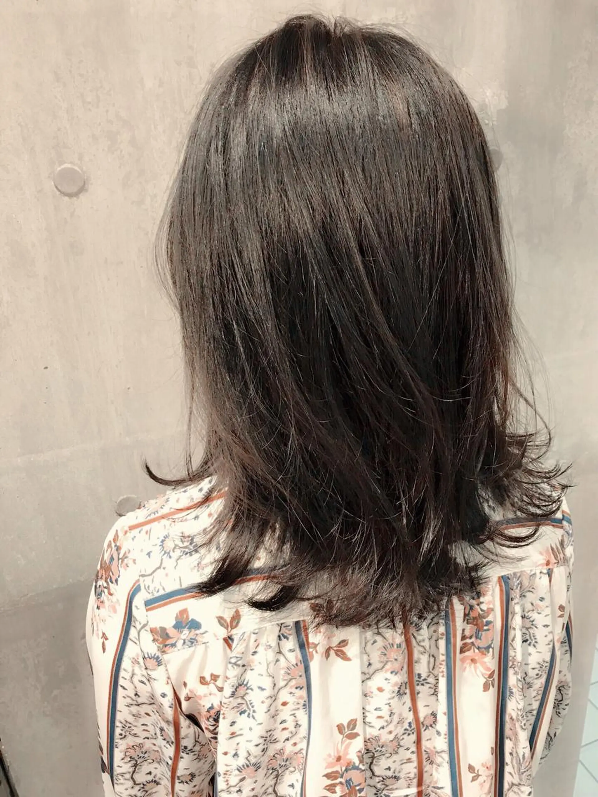 ミディアム カラー グレージュ 外ハネヘア カット ヘアカラー トリートメント 髪質改善ｶﾗｰ ｹｱﾌﾞﾘｰﾁ/ﾀﾑのヘアスタイル