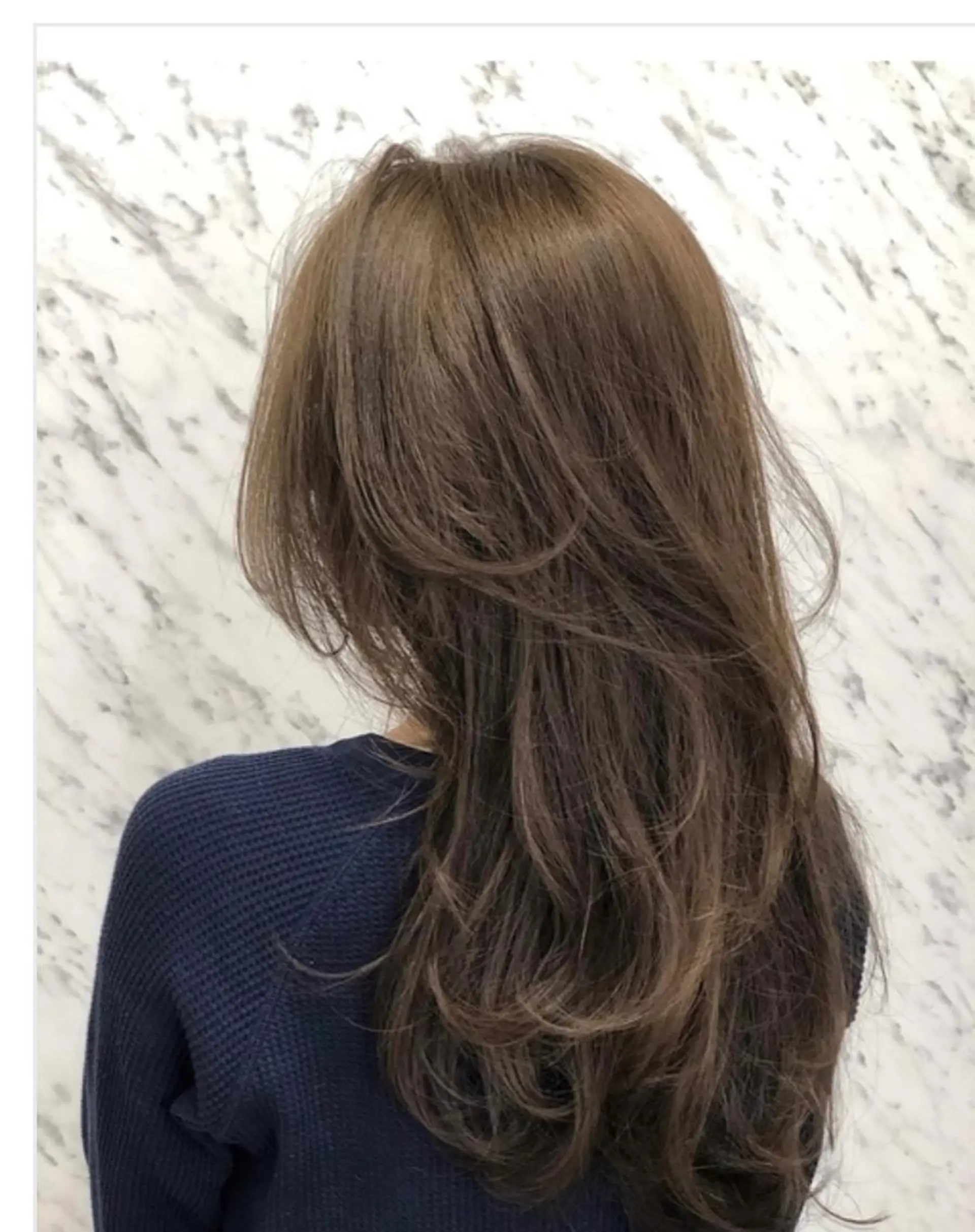 セミロング 白いハイライト🤍 タナカリョウスケのヘアスタイル