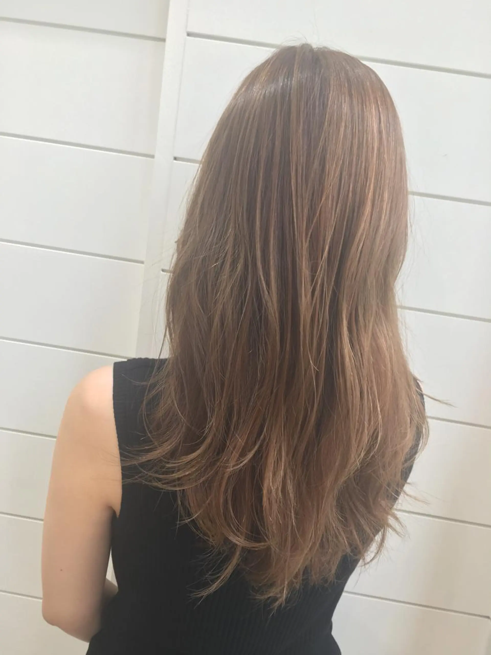 ロング カラー アッシュ ベージュカラー ブリーチ ブリーチなしカラー 鍵山 千秋のヘアスタイル