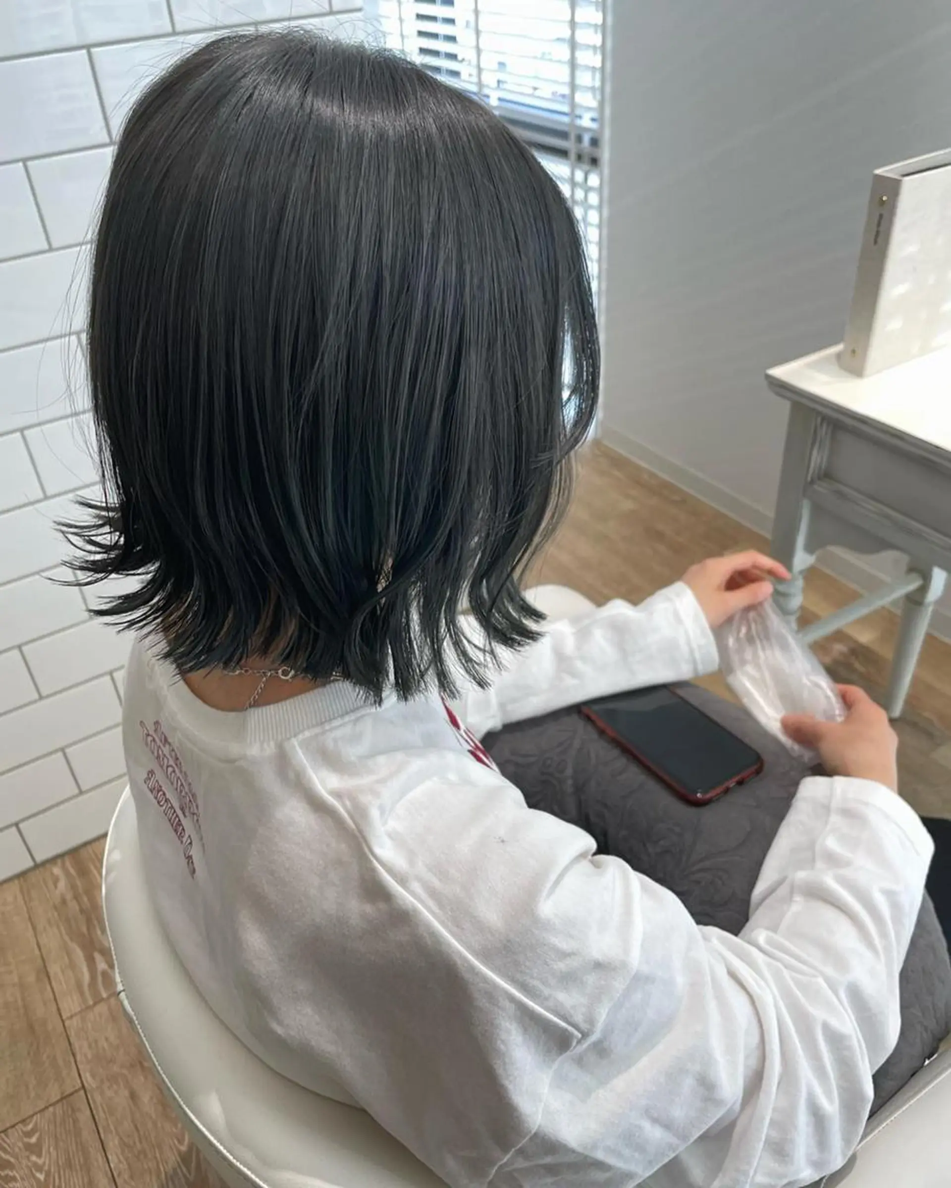 ミディアム カラー パーマ ヘアアレンジ メンズ キッズ ネイル マツエク・マツパ メンズブリーチ 黒髪 ブリーチ ブルーカラー ブルーブラック 🫧垢抜けヘア🫧 SHIORIのヘアスタイル