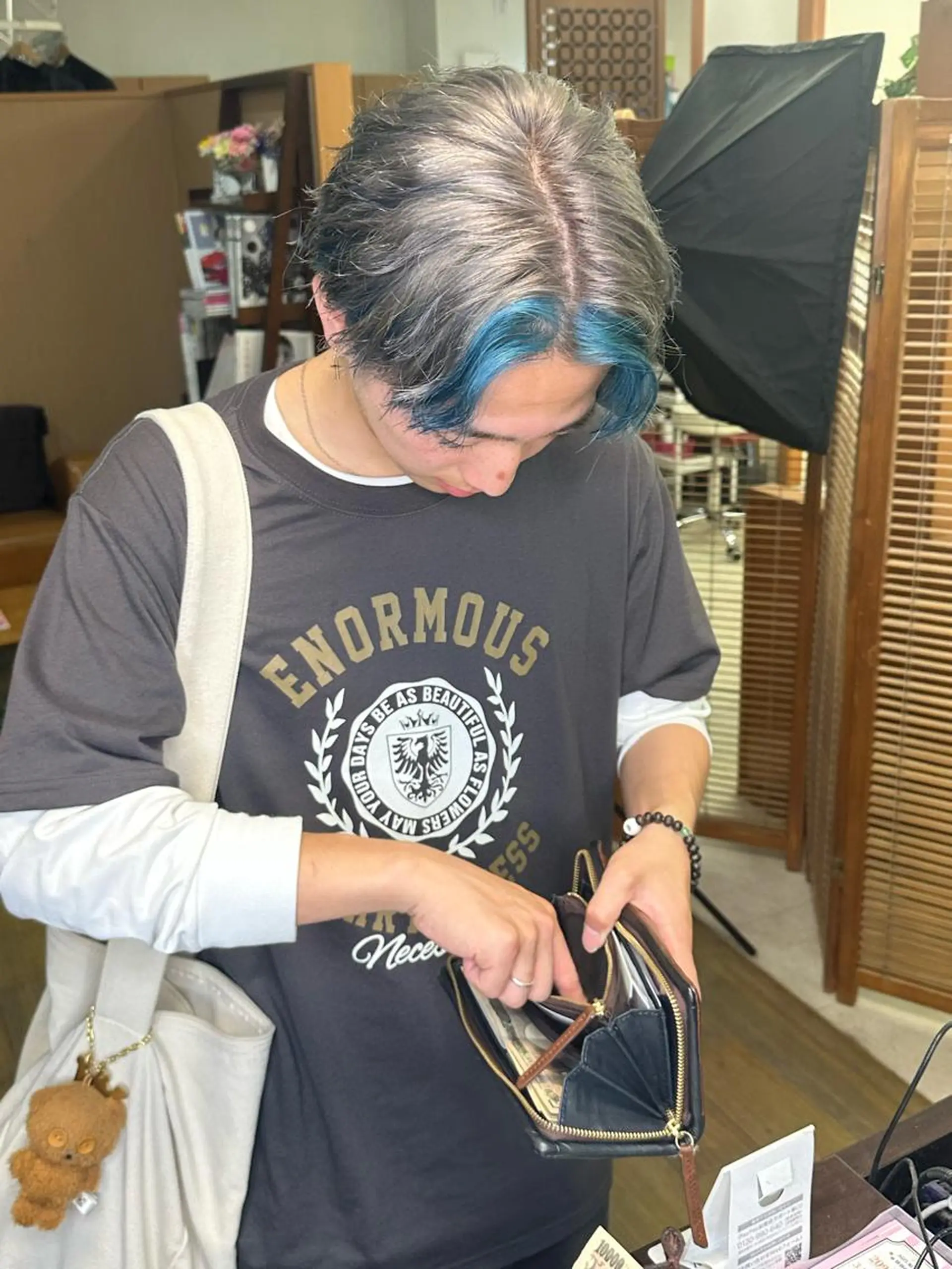 カラー メンズ メンズインナーカラー インナーカラー シルバー カット ヘアカラー トリートメント peg.hair所属・ブリーチカラー🫧 森　凪沙のヘアスタイル